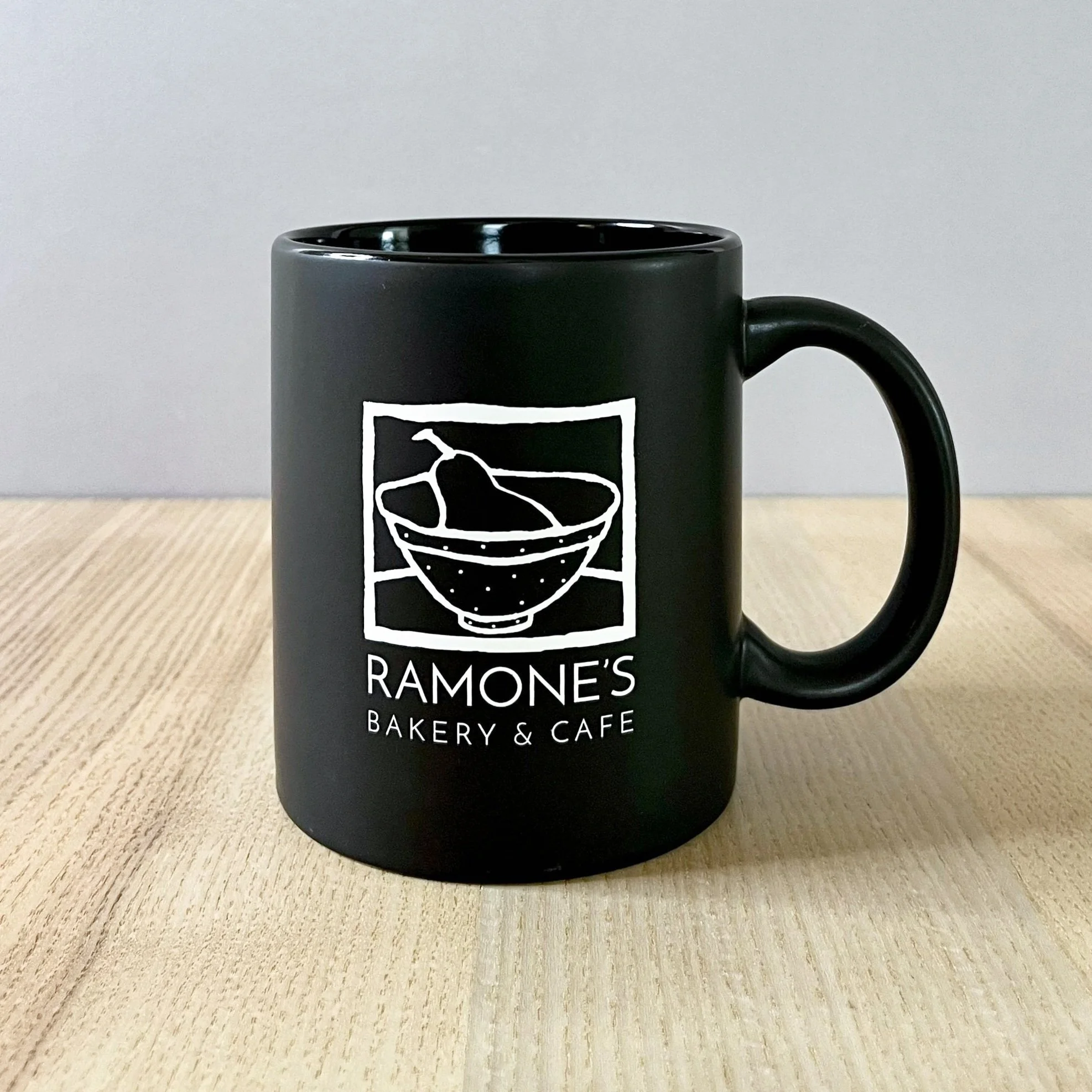Classic mug with Ramone's logo in matte black color