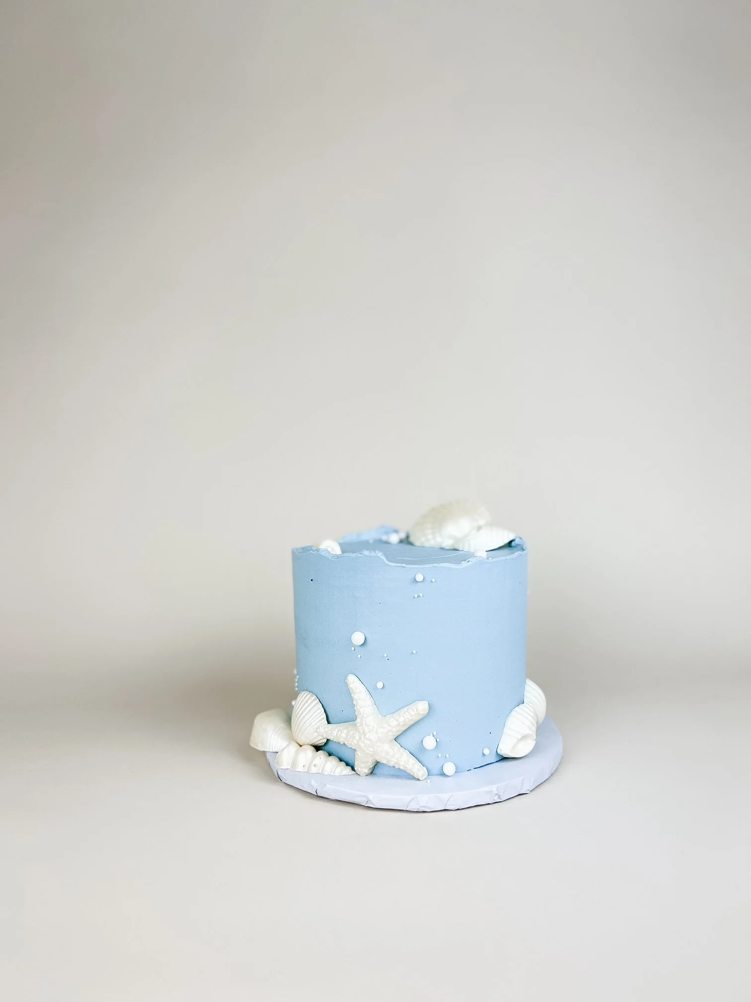 blue cake with white chocolate shells