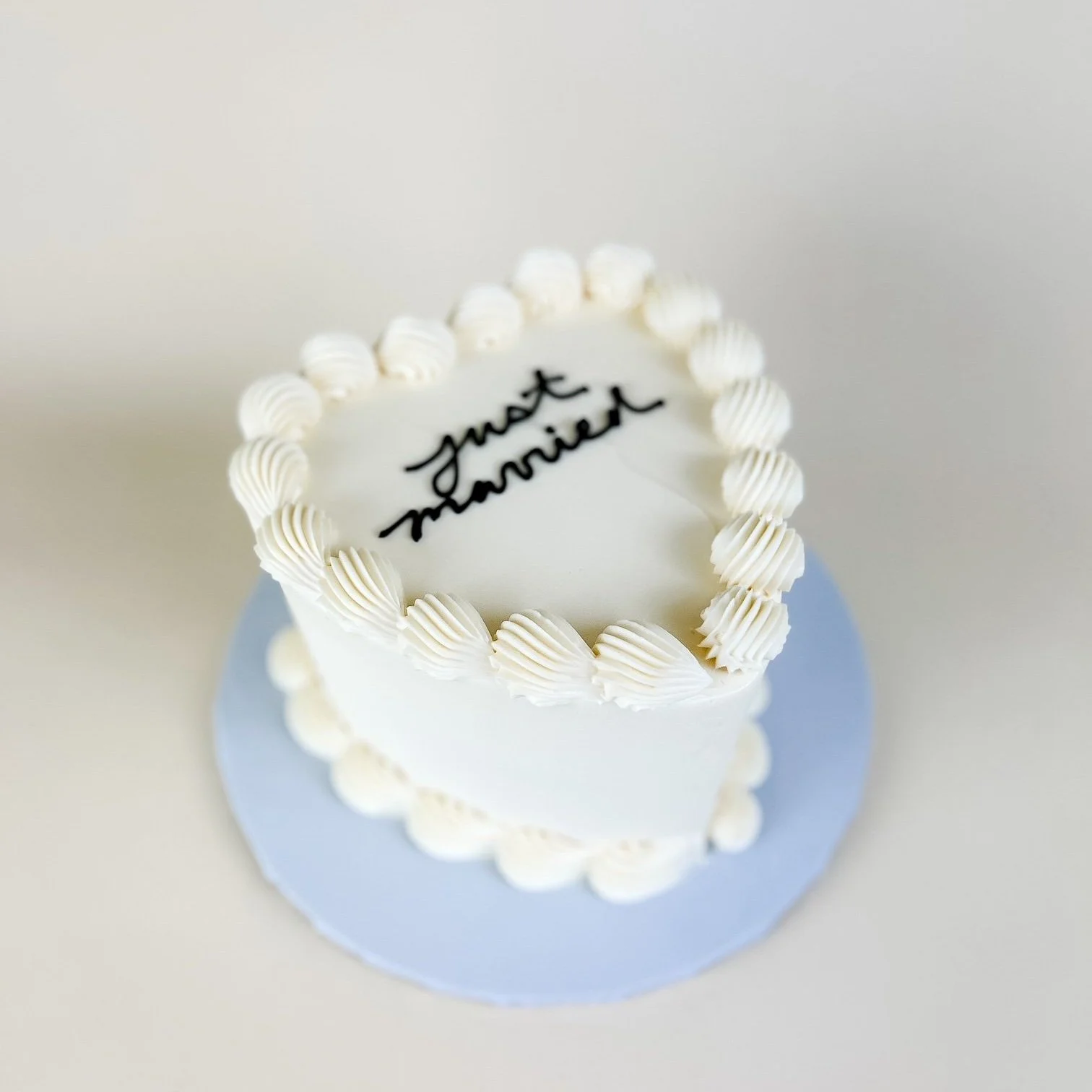 heart cake with "just married" piped on top