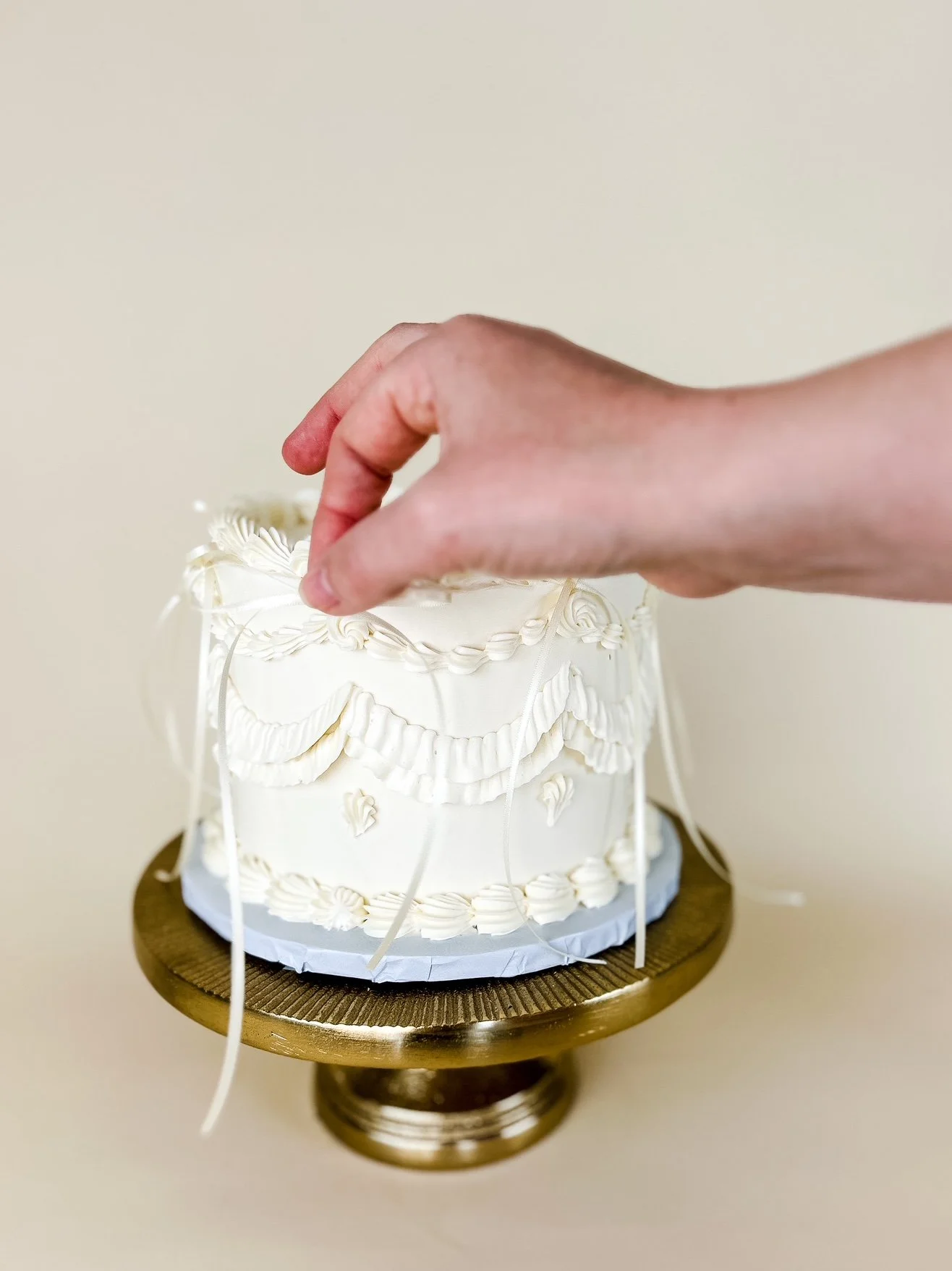 putting ribbon on lambeth cake