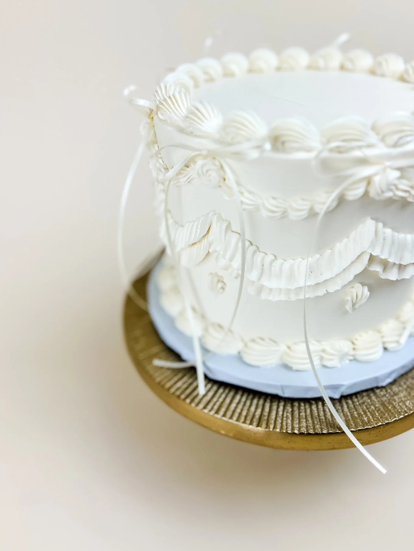 close up of lambeth cake