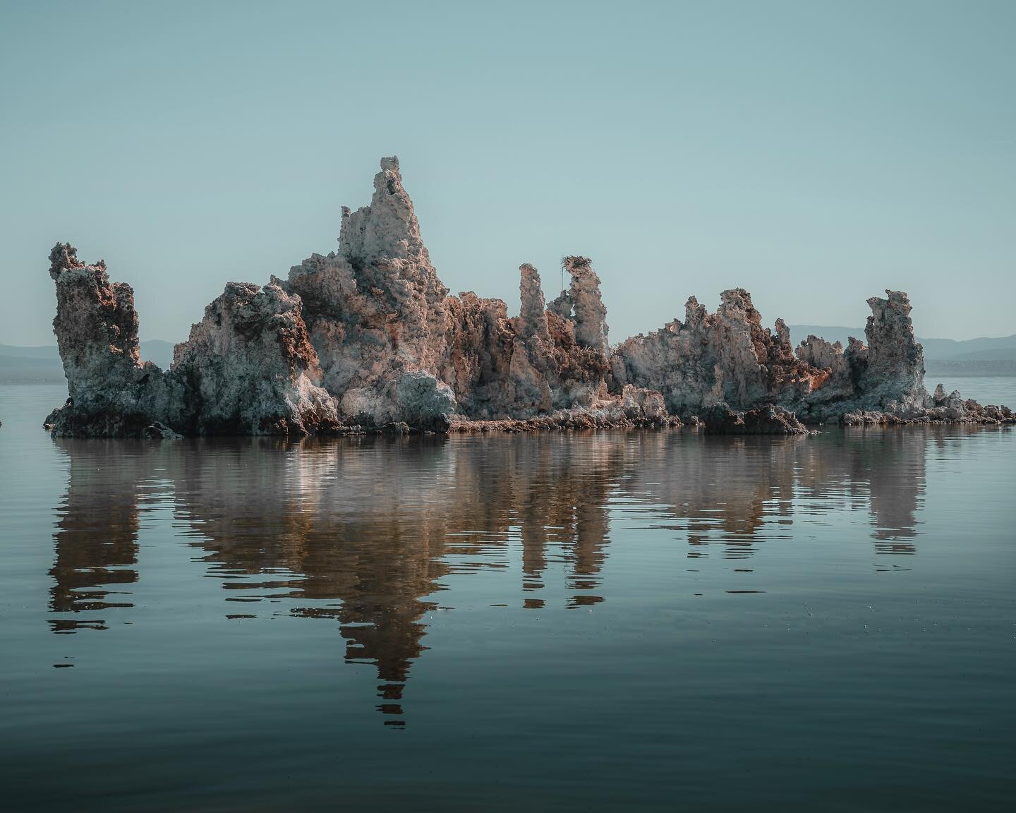 Another world at mono lake
&bull;
&bull;
&bull;
#Collectivesoulmag #splendidearth #theoutbound #easternsierramountains #wildcalifornia #monolake #bpmag #planet_earth_shots #outside_project #TravelDeeper #NatGeoTravel #NatGeoYourShot #ForbesTravelGuid