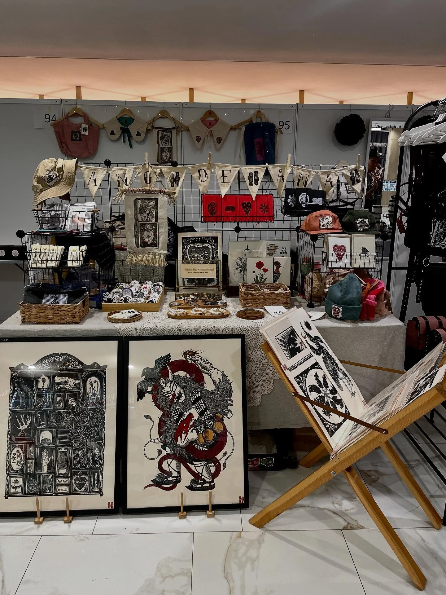 I love my stand btw. Day 2 of @bulgariatattooexpo_official 
.
.
.
#linocut #printmaking #grabado #linoprint #naturalscience #expo #tattooexpo #bulgariatattoo