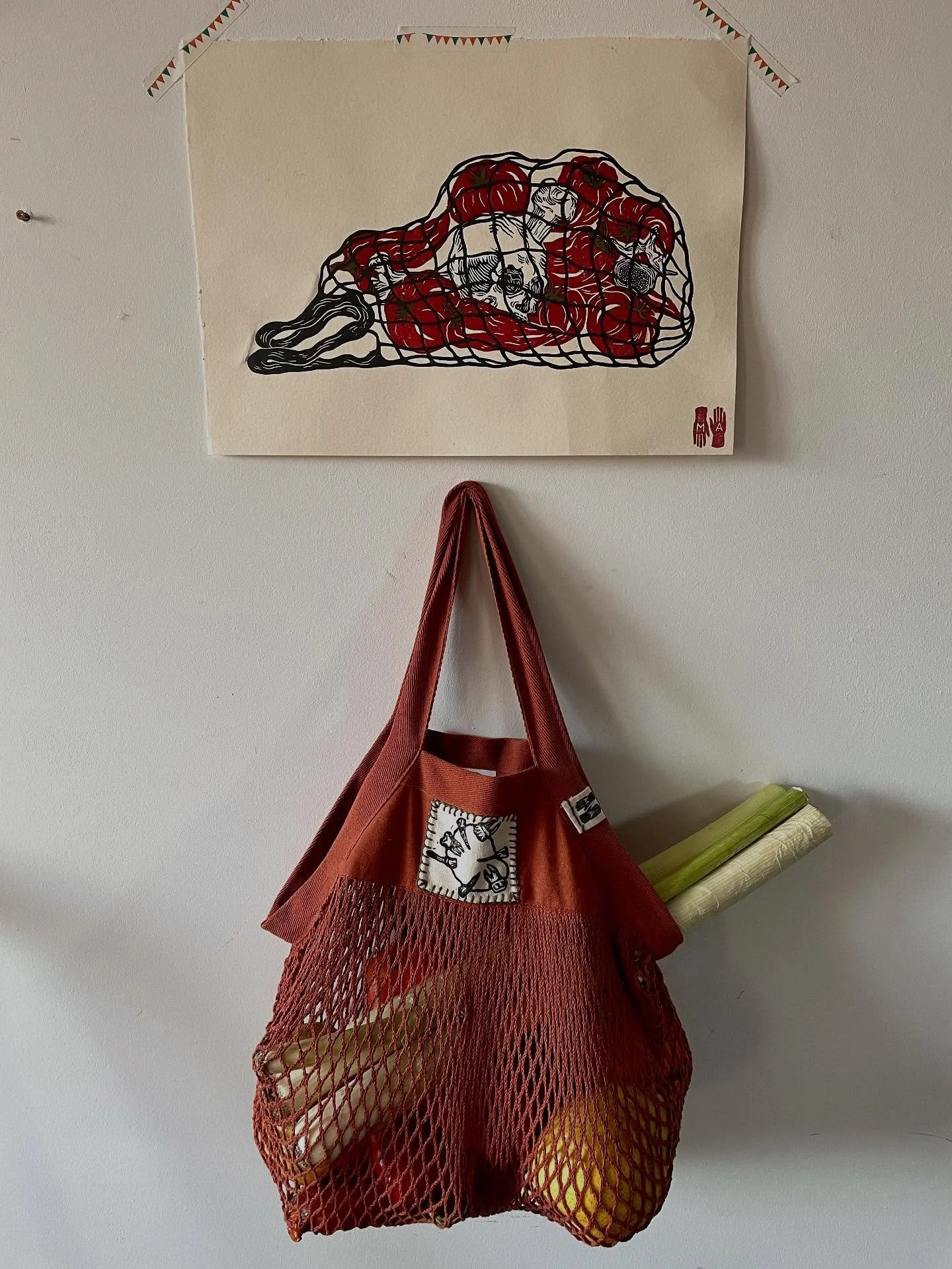 Just the right thing for your ghoulish groceries
.
.
.
#linocut #printmaking #grabado #halloween #skulls #tomato #balkan #fall #lyutenitsa #misfits #tote #meshtote