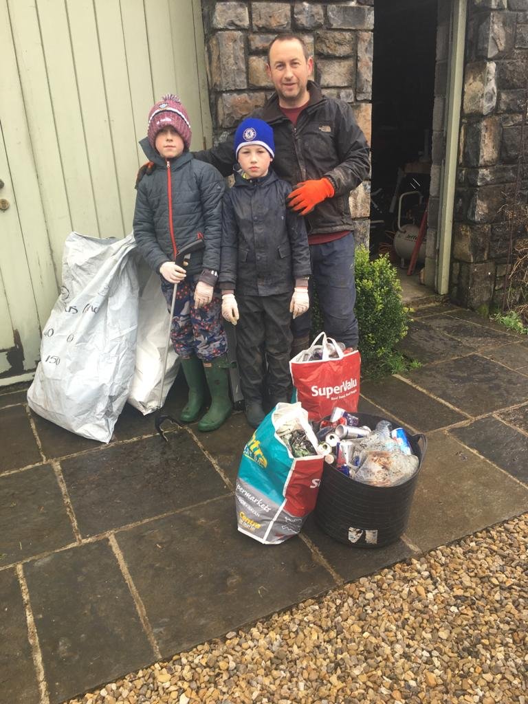 The Murtagh family doing great work collecting rubbish from the roadside in Ranaghan! Great work guys.. now if only people would stop throwing it from their cars!