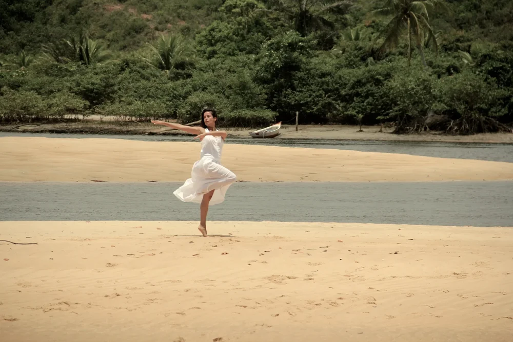 Raquel Dutra dancing on the beach