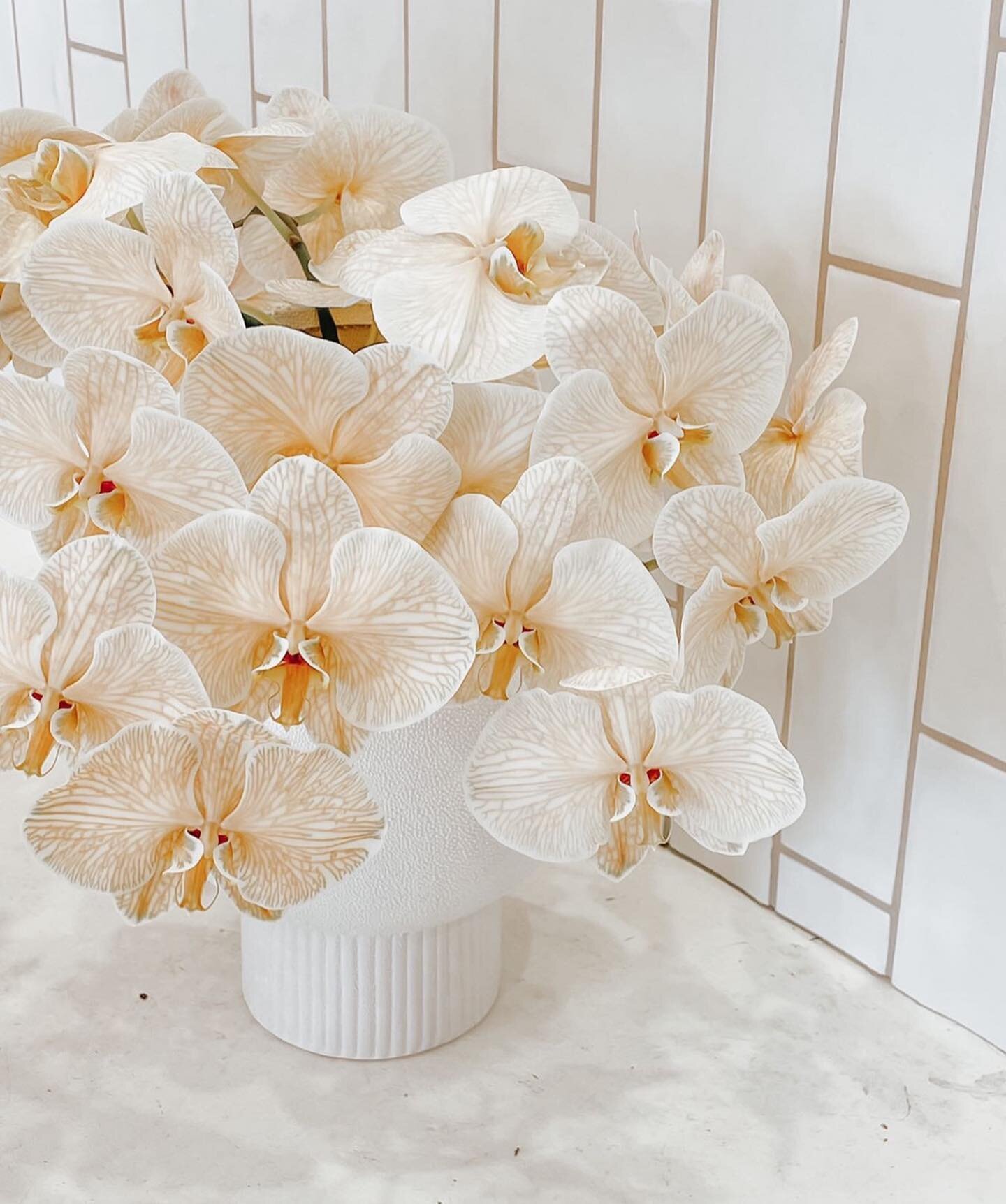 We  are obsessing over these Orchids by @mapleflowersdecor ✨😍 

What florals do you envision for your big day? 🤩