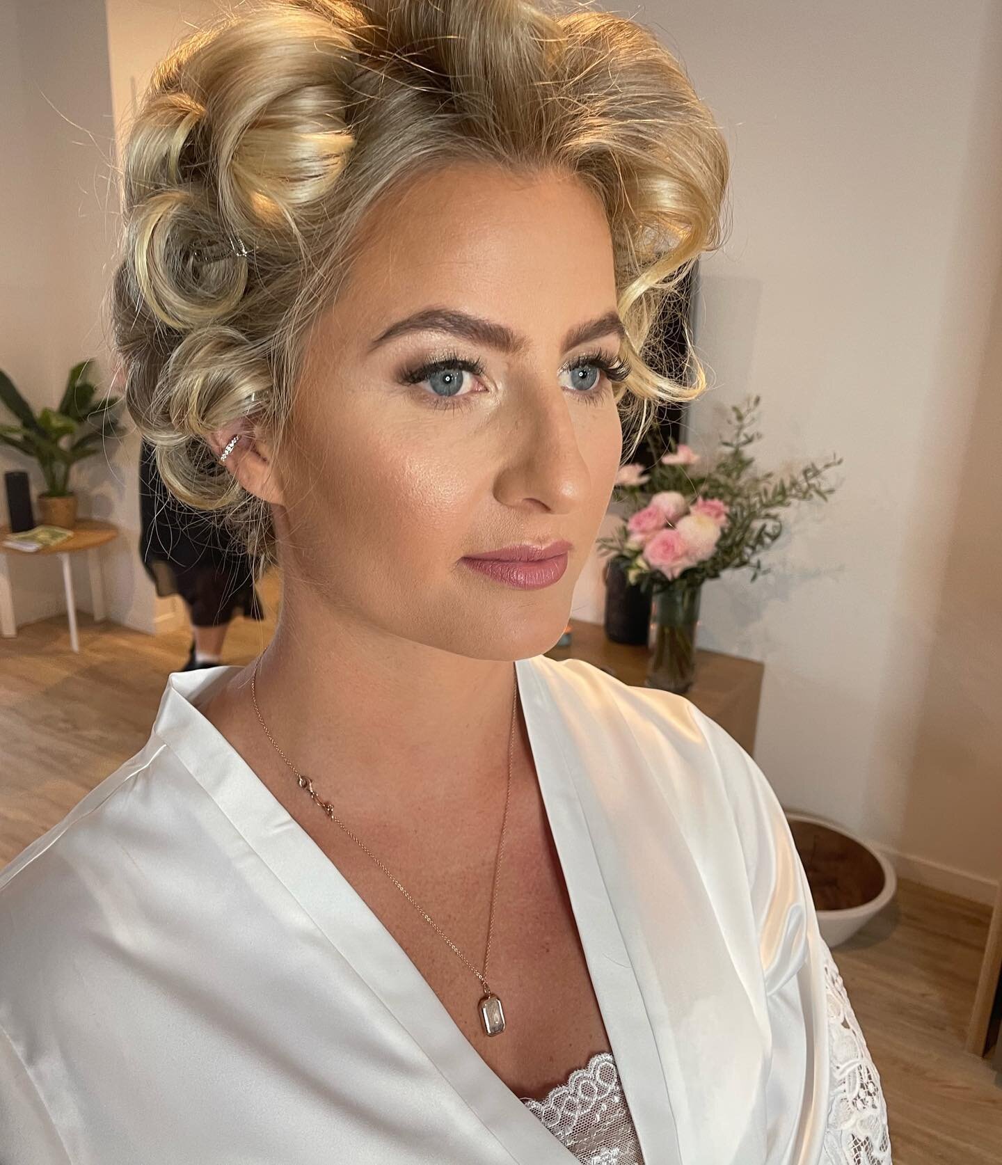 We love a gorgeous glowing base and neutral tones 🤩✨🤍 

💌 : Email us via the &lsquo;contact&rsquo; button in our bio

.
.
.
.
.
.
.
.
.

#brisbanebridalhairandmakeup 
#goldcoastmakeupartist 
#goldcoastweddings #brisbanebridal #sunshinecoast #queen