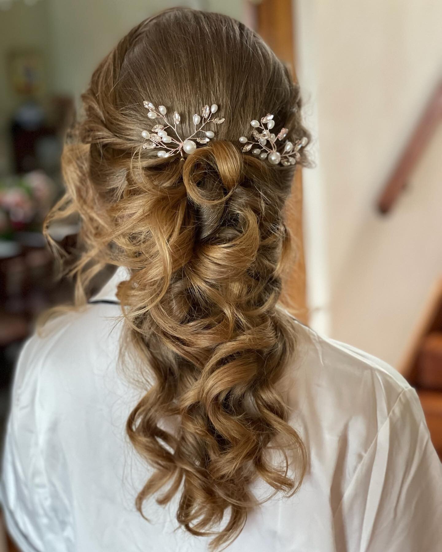 Romantic half up half down styling for this beautiful Bride done by our head artist Courtney 💕

Ready to book your bridal hair stylist? Follow the link in our bio to our contact page to get your personalised quote 🥰

#brisbanebridal #brisbanebridal