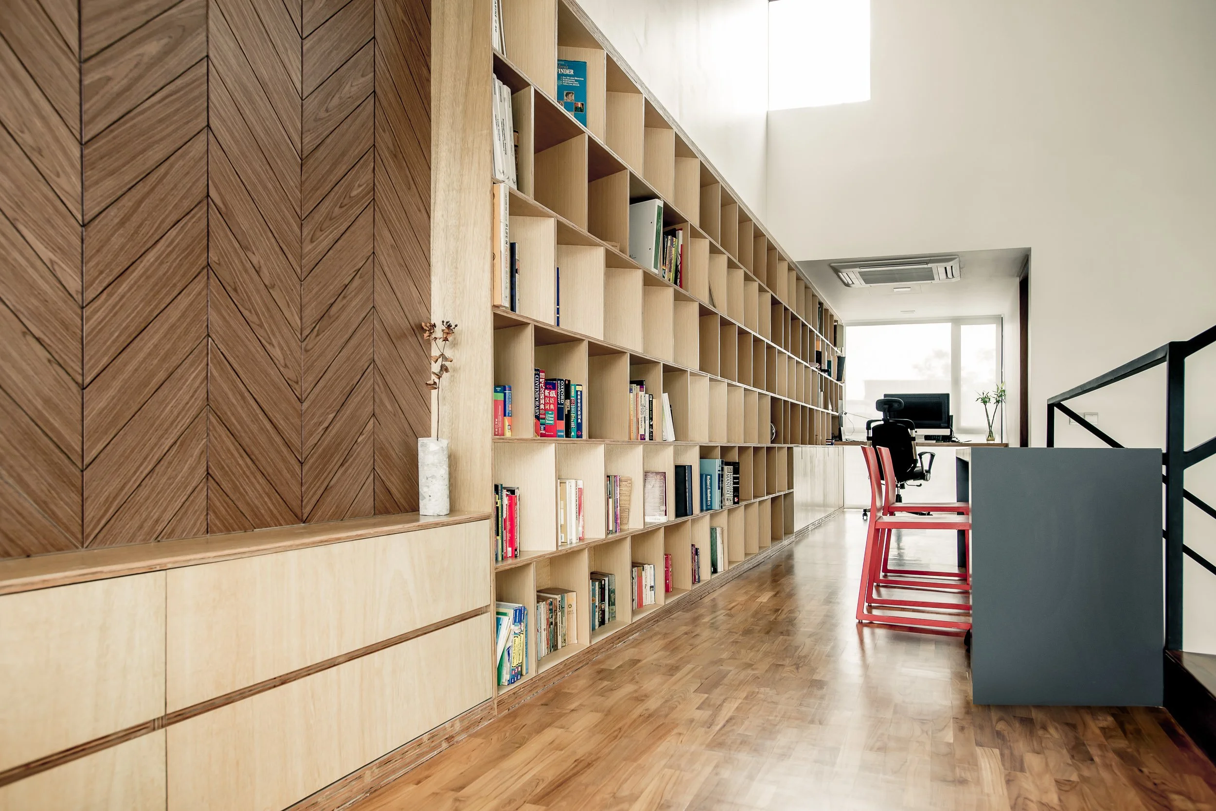 singapore-landed-property-corridor-shelves-026.jpg