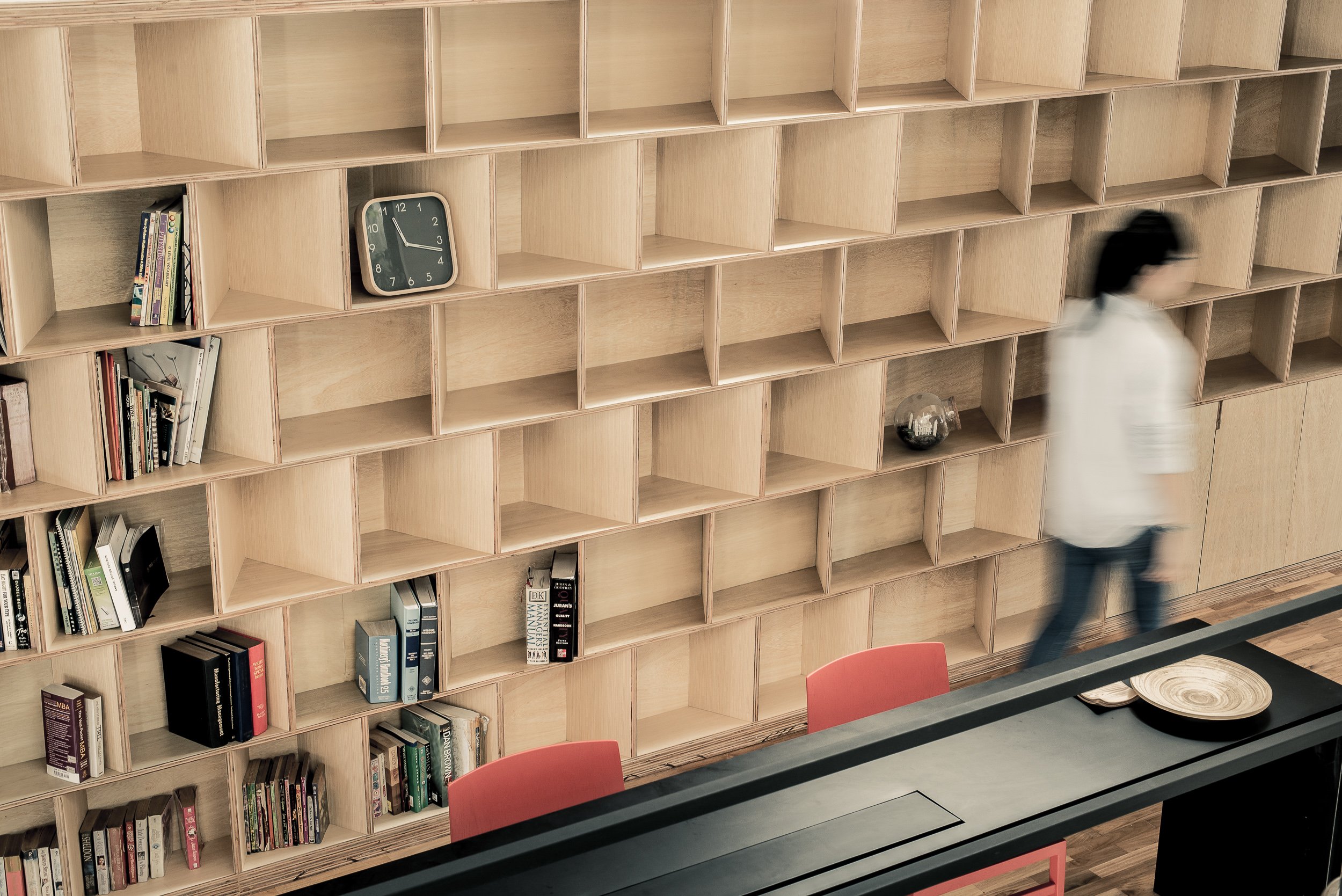 singapore-landed-property-corridor-shelves-022.jpg