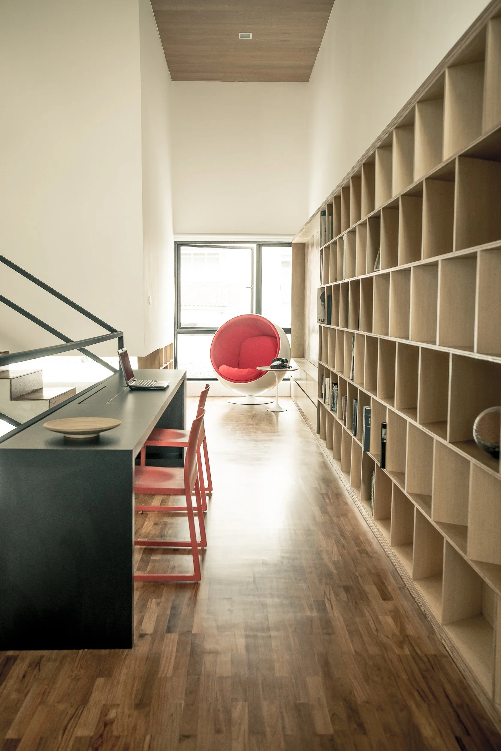 singapore-landed-property-corridor-shelves-024.jpg