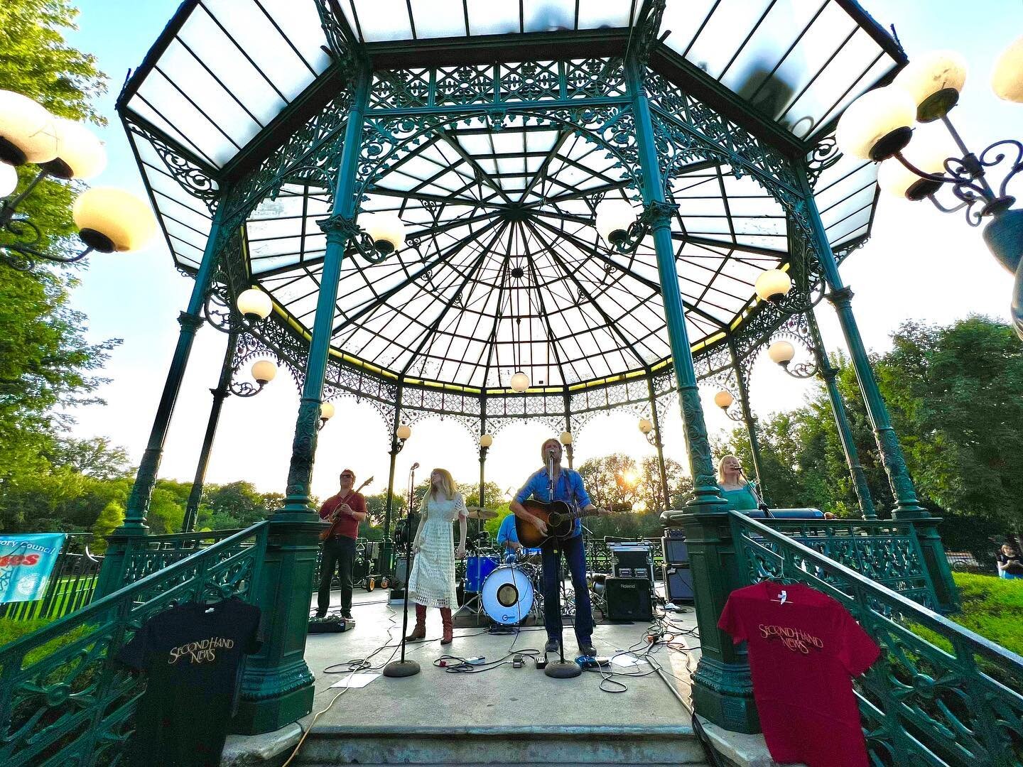 Thanks to everybody who came out to Welles Park last night! We had a great time sharing a beautiful summer evening with all of you. 
📸:@cmsphenry_ 
.
.
.
.

#fleetwoodmac #tributeband #classicrock #summertime #gazebo #wellespark #Chicago #stevienick