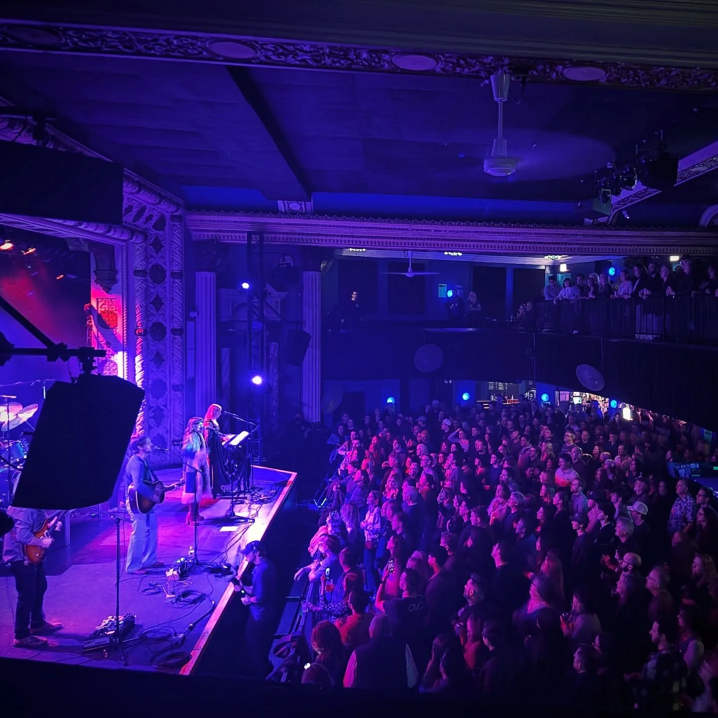 METRO! It was a pleasure✨

Thank you @metrochicago for hosting us for the second year in a row 🫶

It has been a privilege sharing @fleetwoodmac history on such a historic stage