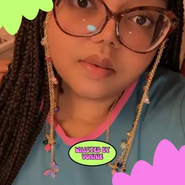 I’m still obsessed with these custom 1 of 1 eyeglass chains I made 🤩 I used gold-plated Cuban chains, beads & 3D charms to create both looks🪄🙂‍↔️
My custom orders are open for the Summer☀️ Link in bio babe, let’s work💕