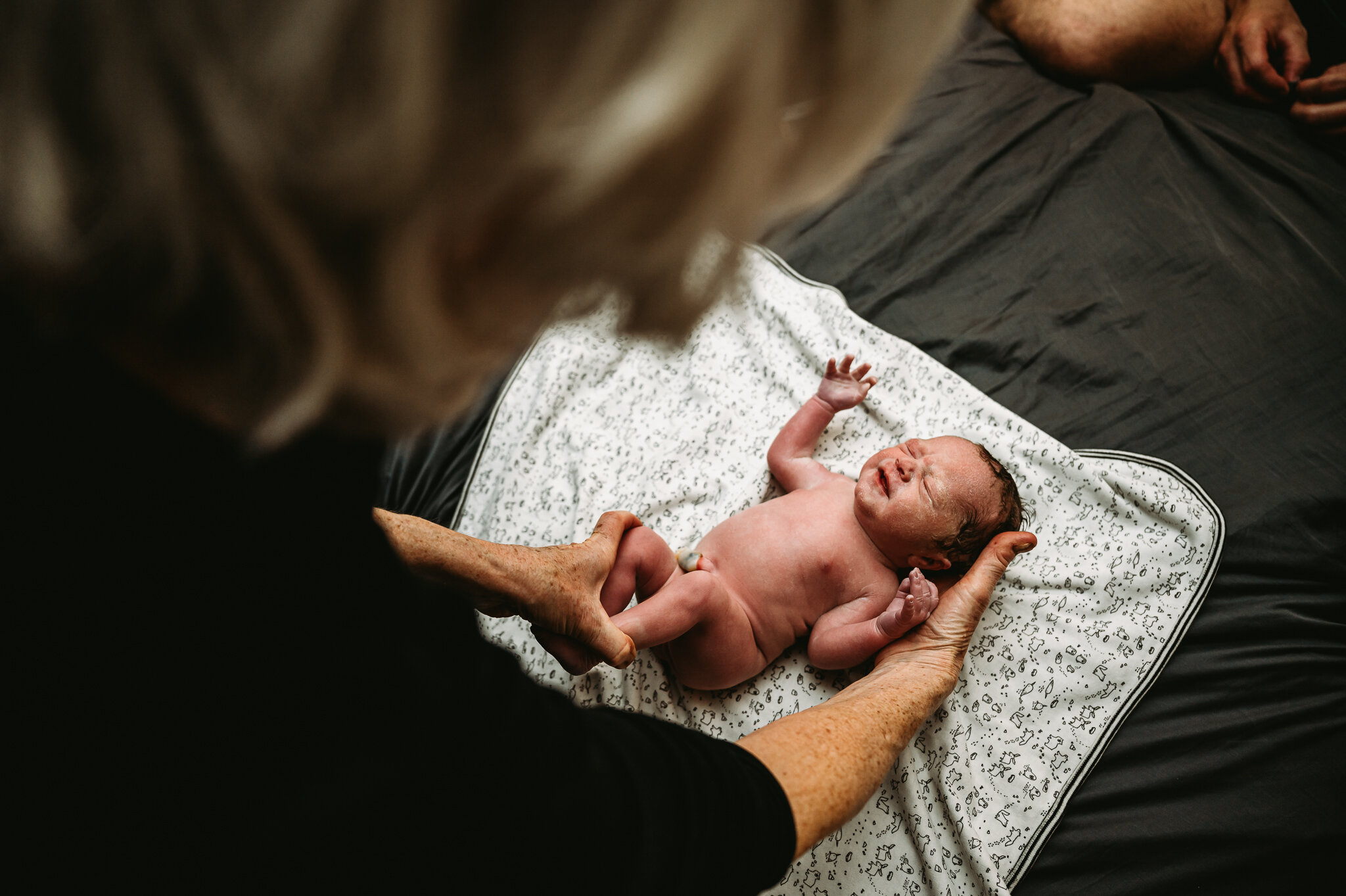 One of the most beautiful parts of a home birth is the service to the family. Its accommodating and respectful. Newborn exams on the bed while the family rests and participates. 

Midwife: @chesapeakemidwifery 

#newbornexam #miwdwiferycare #midwife 