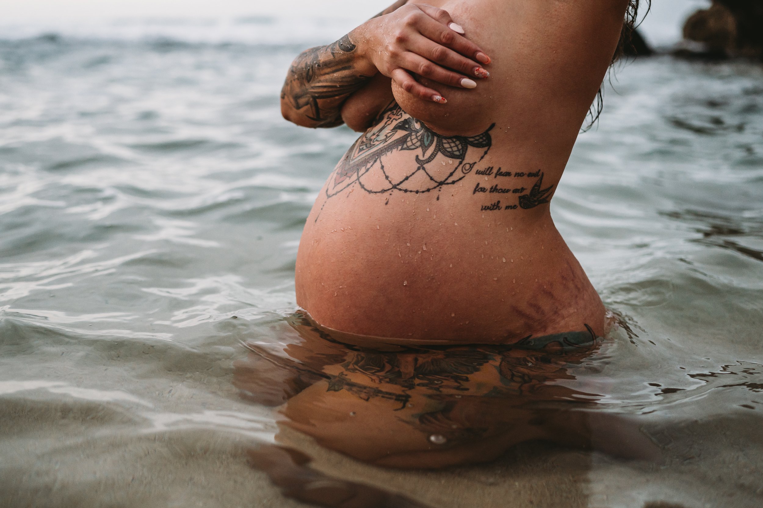 intimate-motherhood-raw-maternity-session-nude-oahu-hawaii-sarah-elizabeth-photos-and-film-maternity-photographer--4.jpg
