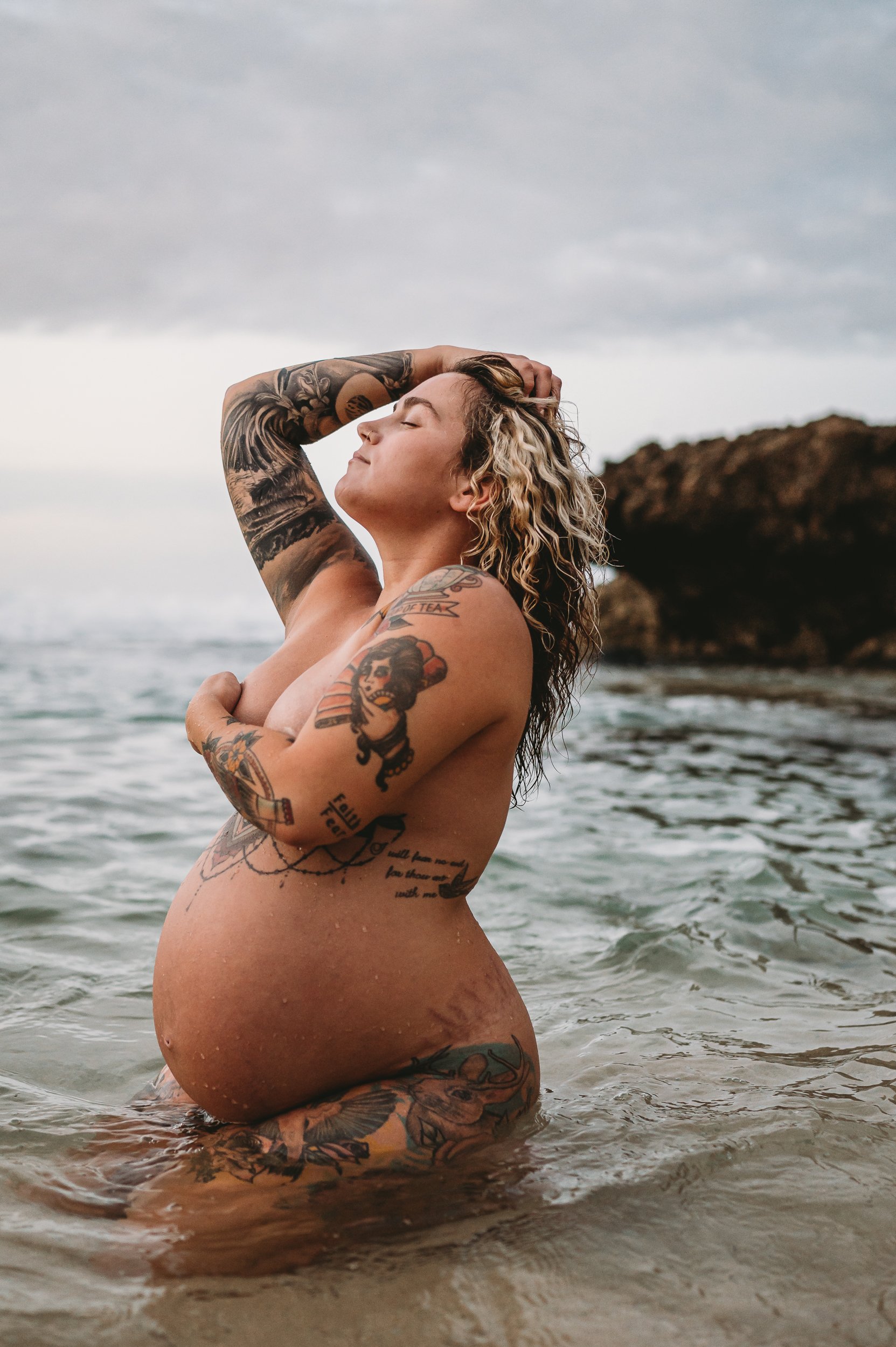 intimate-motherhood-raw-maternity-session-nude-oahu-hawaii-sarah-elizabeth-photos-and-film-maternity-photographer-4044.jpg