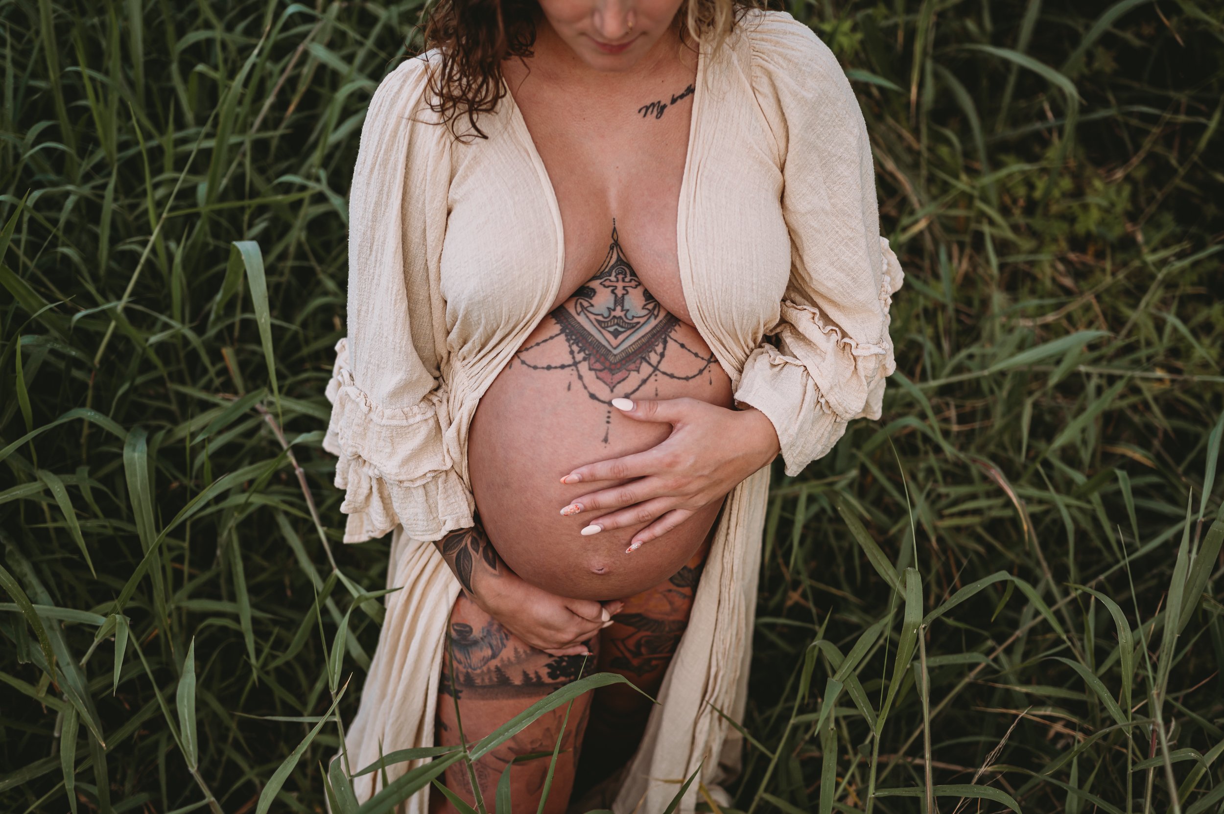 intimate-motherhood-raw-maternity-session-nude-oahu-hawaii-sarah-elizabeth-photos-and-film-maternity-photographer-3722.jpg