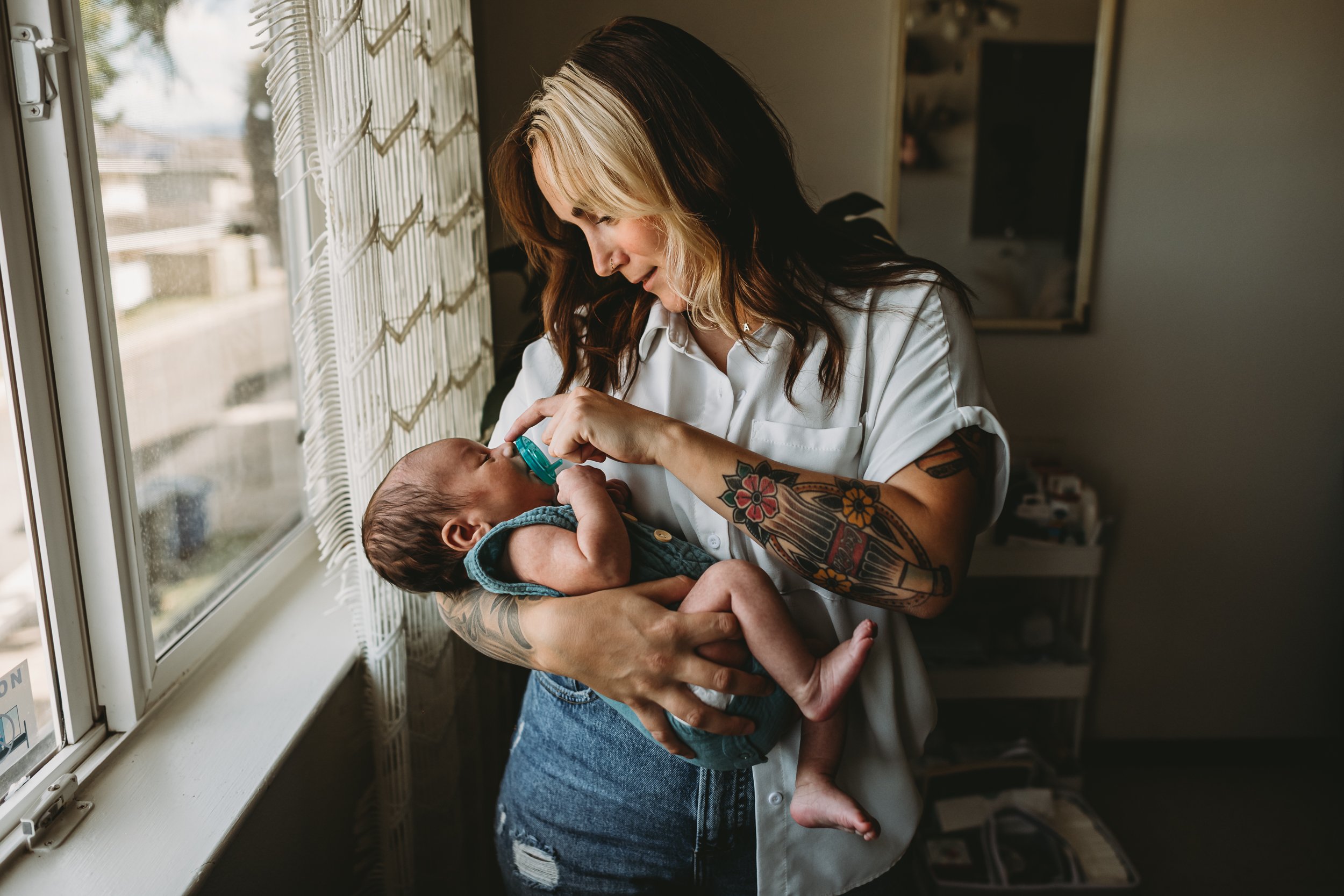 Intimate-Motherhood-Lifestyle-Newborn-in-home-photo-session-Oahu-Sarah-Elizabeth-Photos-and-Film-newborn-photographer-.jpg