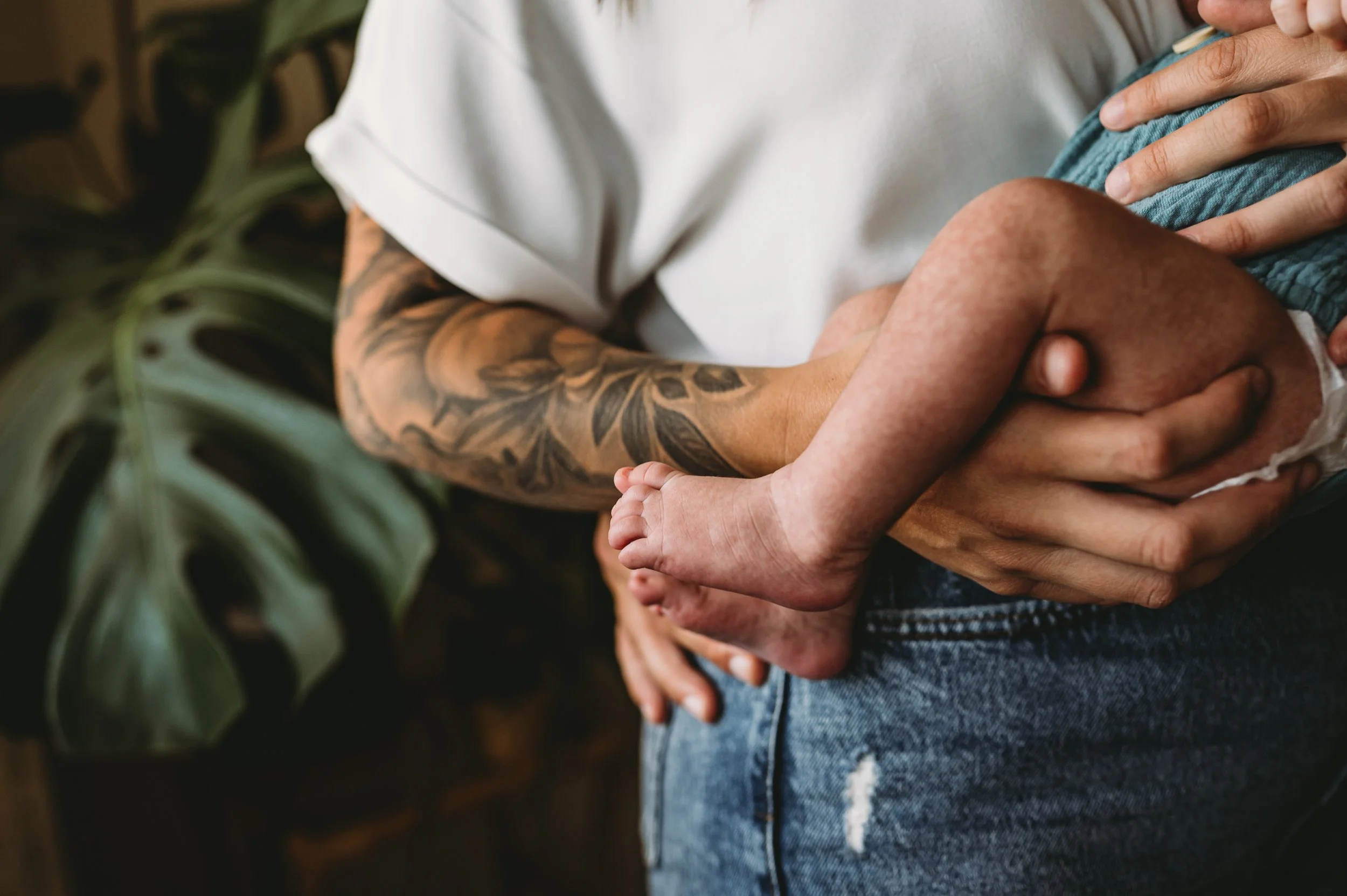 Intimate-Motherhood-Lifestyle-Newborn-in-home-photo-session-Oahu-Sarah-Elizabeth-Photos-and-Film-newborn-photographer-7398.jpg