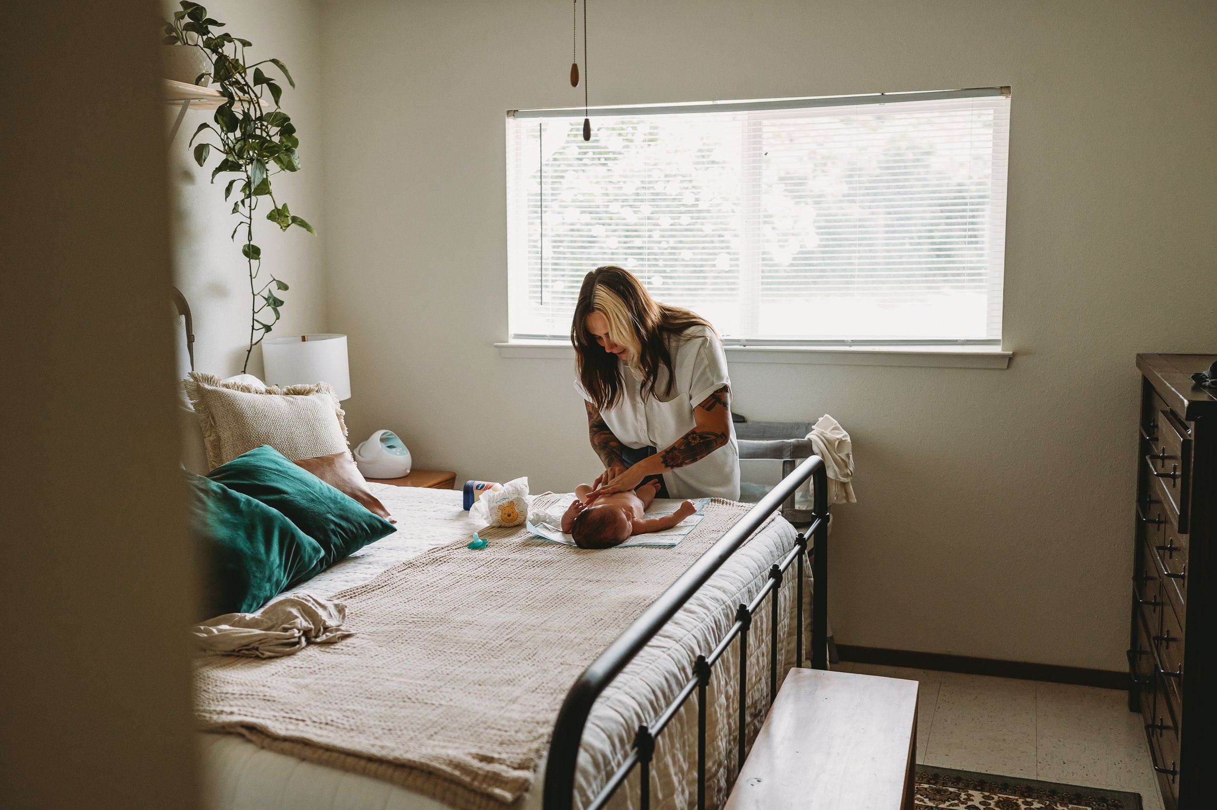 Intimate-Motherhood-Lifestyle-Newborn-in-home-photo-session-Oahu-Sarah-Elizabeth-Photos-and-Film-newborn-photographer-7420.jpg