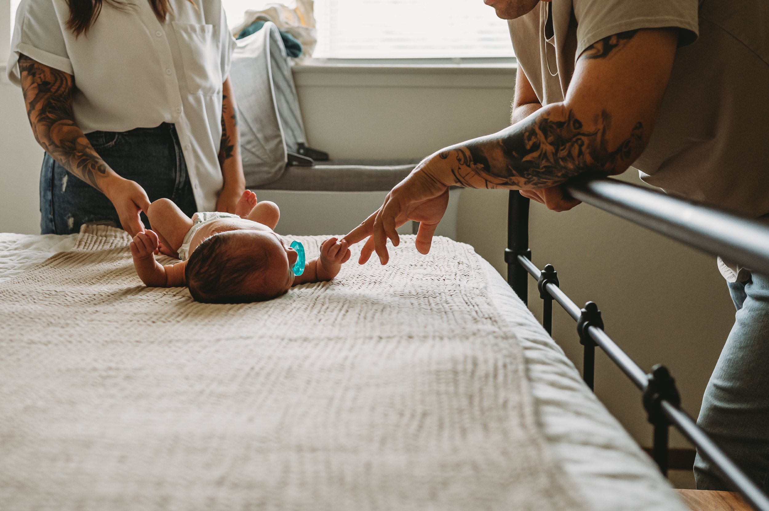 Intimate-Motherhood-Lifestyle-Newborn-in-home-photo-session-Oahu-Sarah-Elizabeth-Photos-and-Film-newborn-photographer-7433.jpg