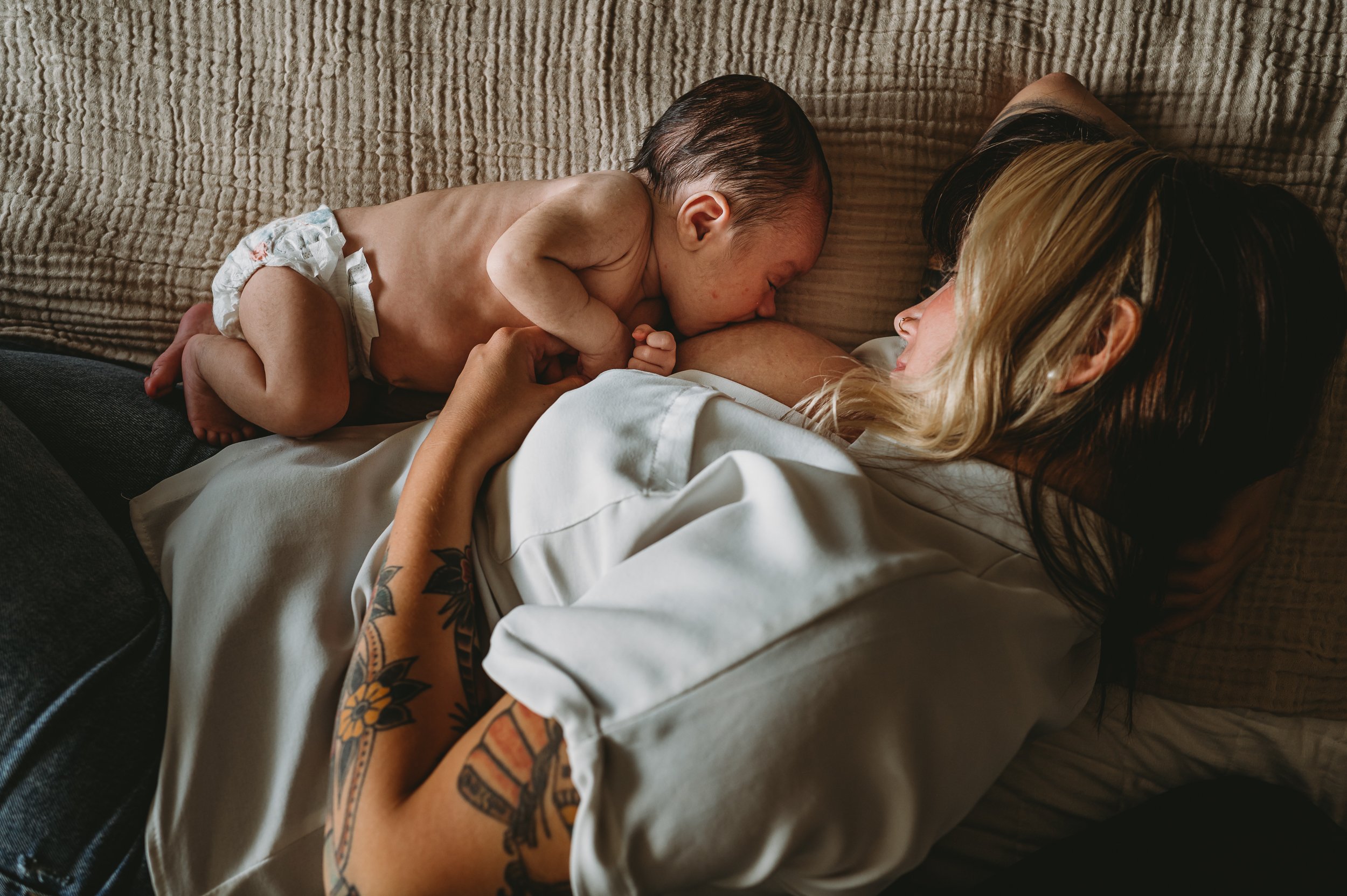 Intimate-Motherhood-Lifestyle-Newborn-in-home-photo-session-Oahu-Sarah-Elizabeth-Photos-and-Film-newborn-photographer-7628.jpg
