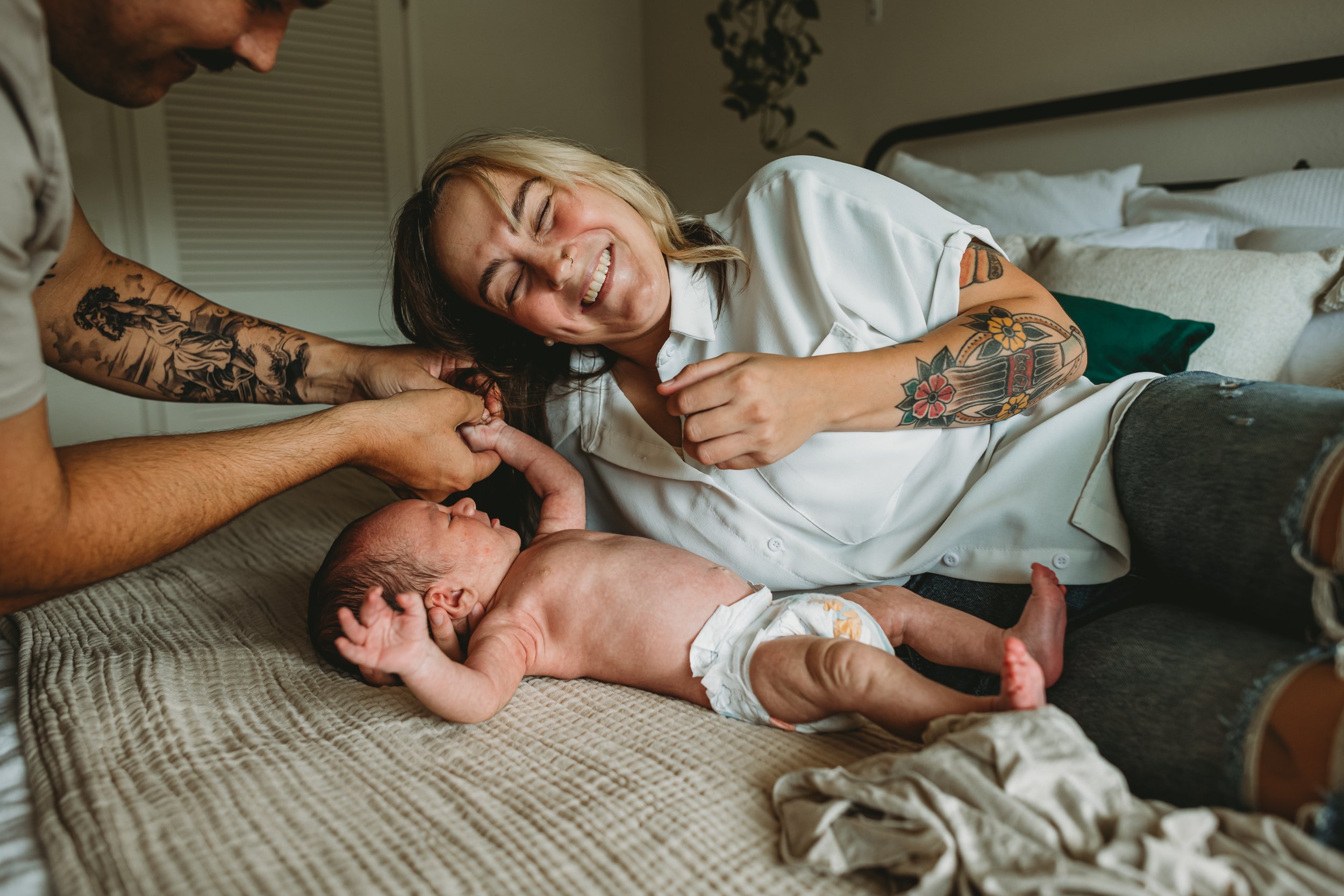 Intimate-Motherhood-Lifestyle-Newborn-in-home-photo-session-Oahu-Sarah-Elizabeth-Photos-and-Film-newborn-photographer-8919.jpg