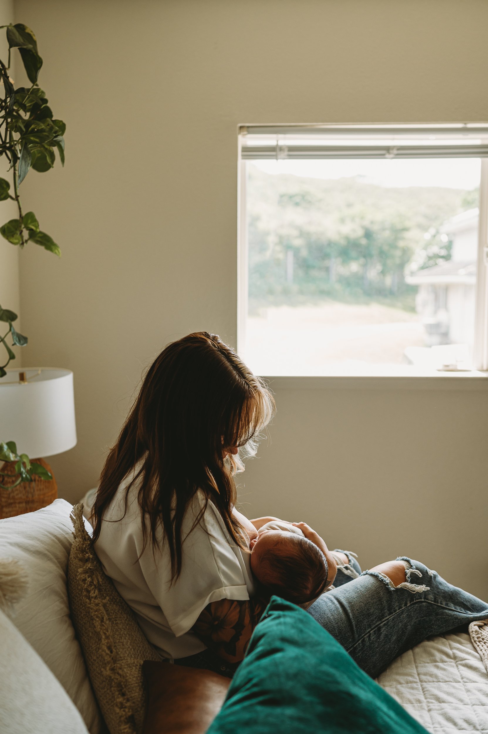 Intimate-Motherhood-Lifestyle-Newborn-in-home-photo-session-Oahu-Sarah-Elizabeth-Photos-and-Film-newborn-photographer--4.jpg