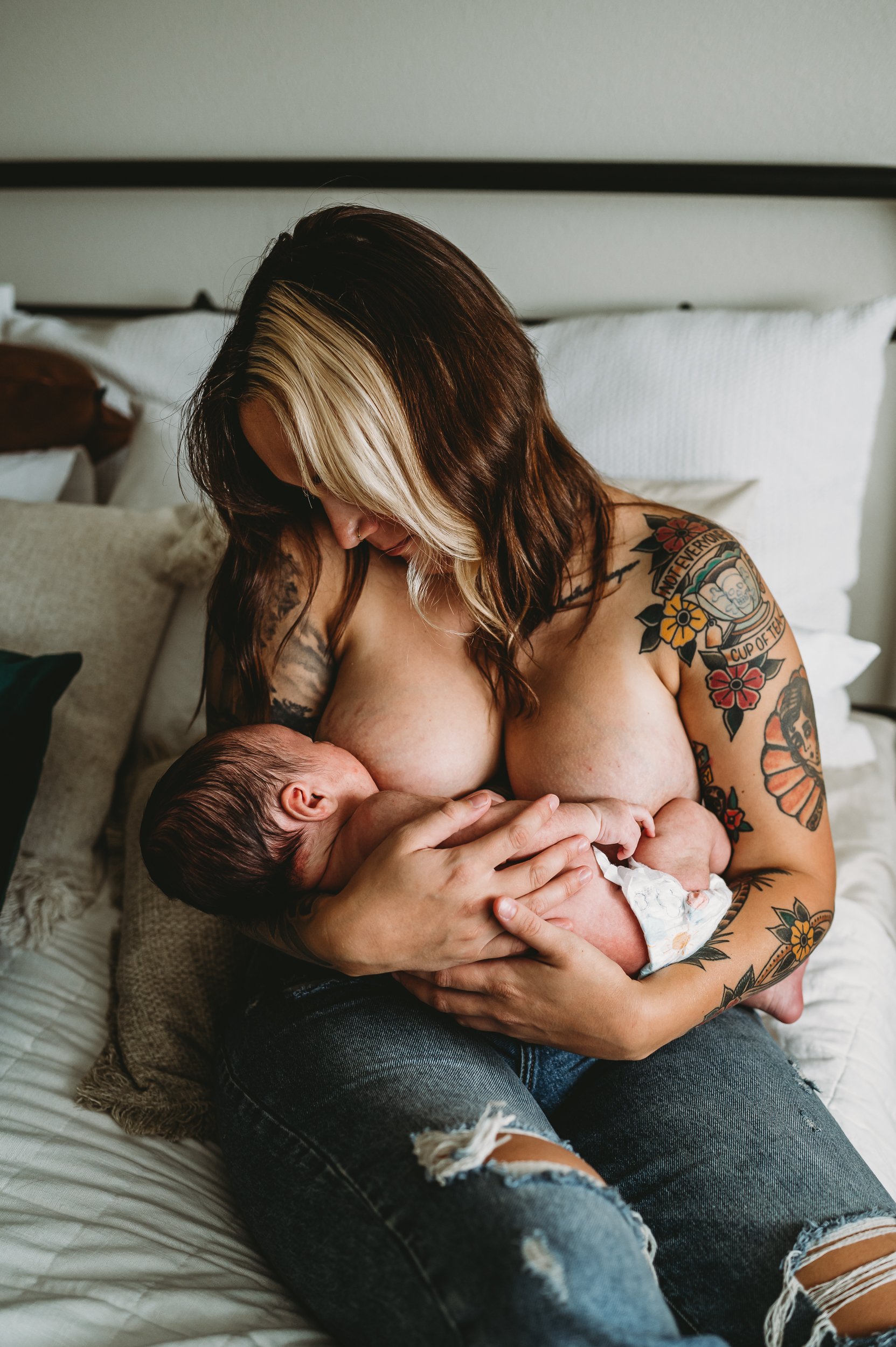 Intimate-Motherhood-Lifestyle-Newborn-in-home-photo-session-Oahu-Sarah-Elizabeth-Photos-and-Film-newborn-photographer-7648.jpg