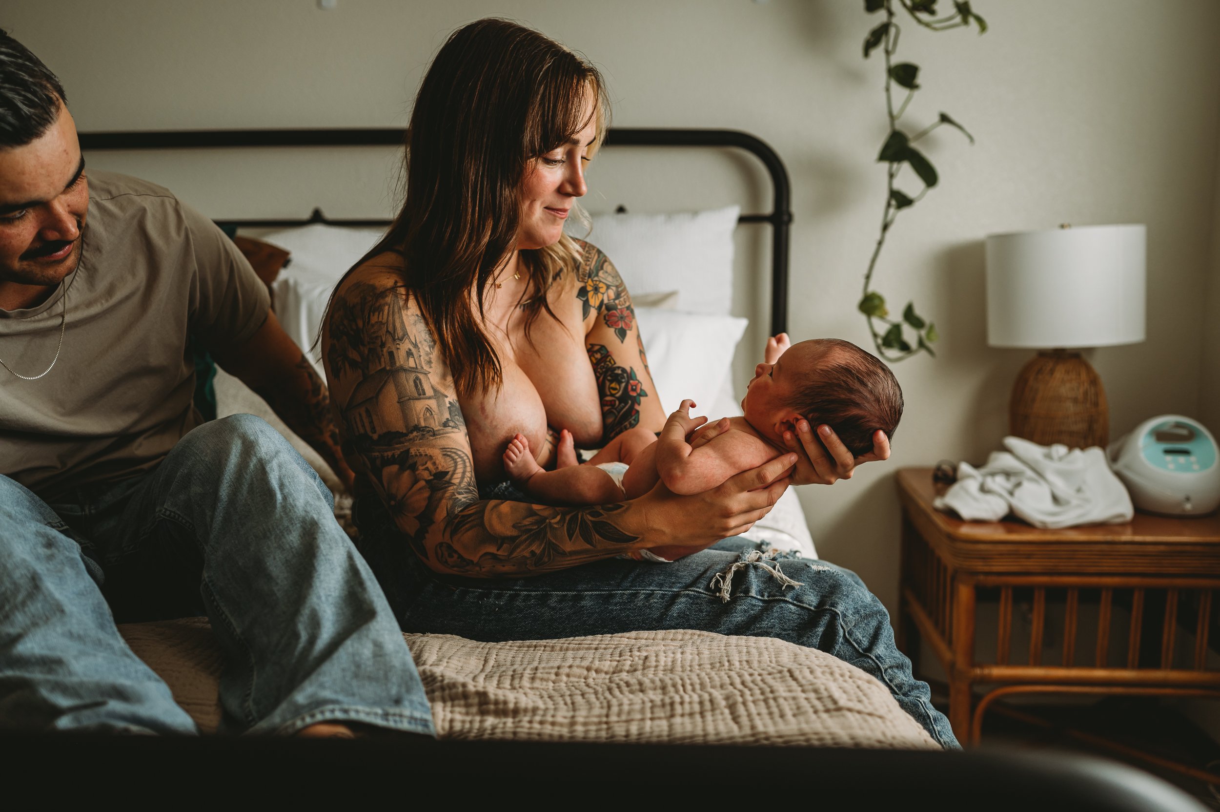 Intimate-Motherhood-Lifestyle-Newborn-in-home-photo-session-Oahu-Sarah-Elizabeth-Photos-and-Film-newborn-photographer-7798.jpg