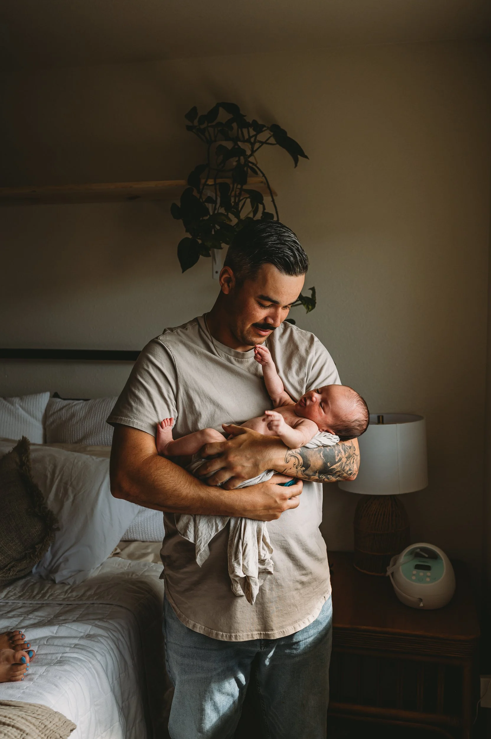 Intimate-Motherhood-Lifestyle-Newborn-in-home-photo-session-Oahu-Sarah-Elizabeth-Photos-and-Film-newborn-photographer-7583.jpg