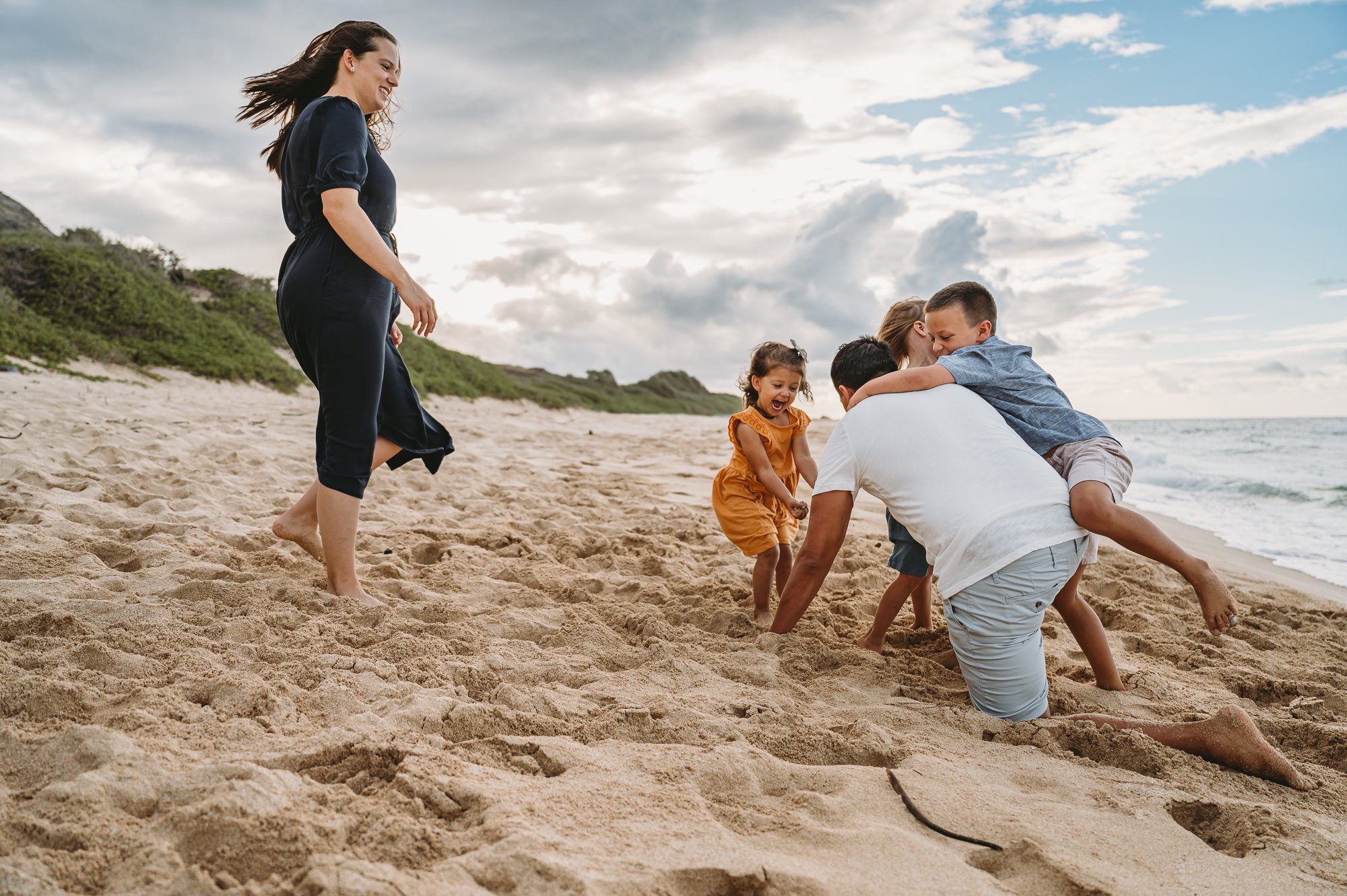 North-shore-oahu-family-of-five-beach-photos-mom-pregnant-sarah-elizabeth-photos-and-film-1953.jpg