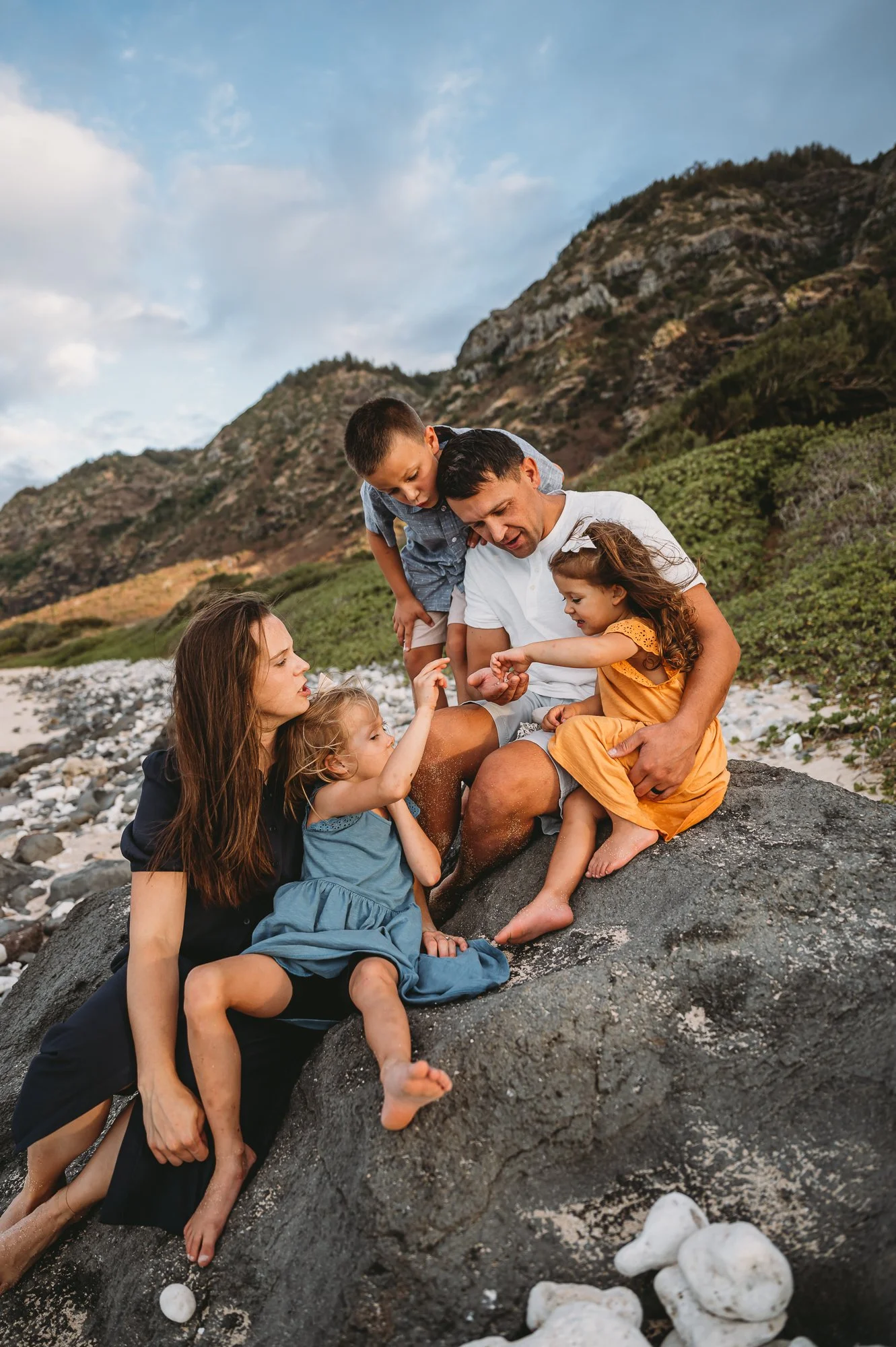 North-shore-oahu-family-of-five-beach-photos-mom-pregnant-sarah-elizabeth-photos-and-film-2124.jpg