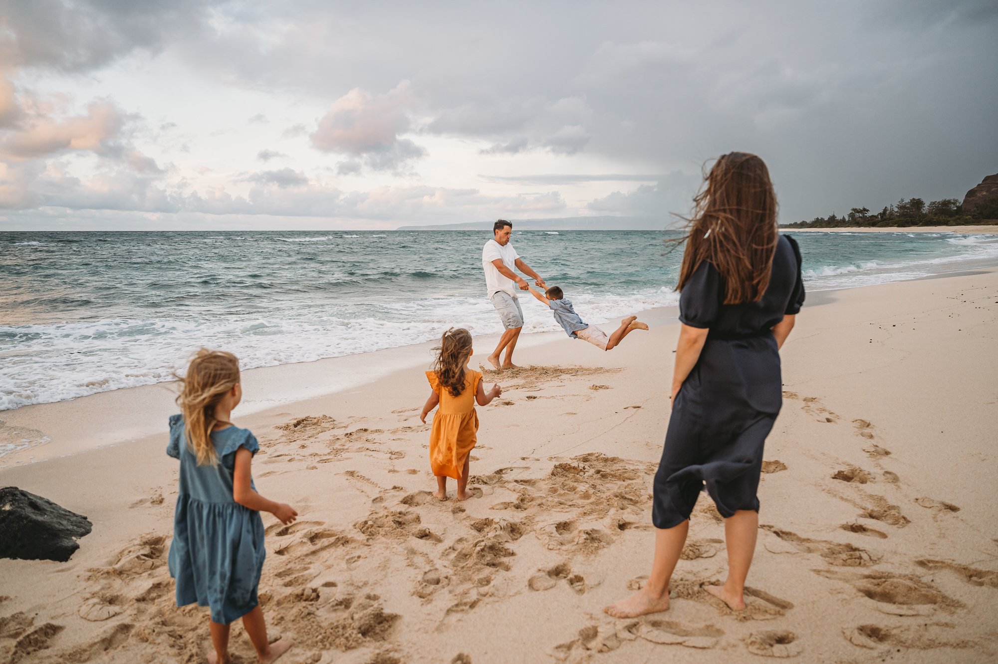 North-shore-oahu-family-of-five-beach-photos-mom-pregnant-sarah-elizabeth-photos-and-film-2478.jpg