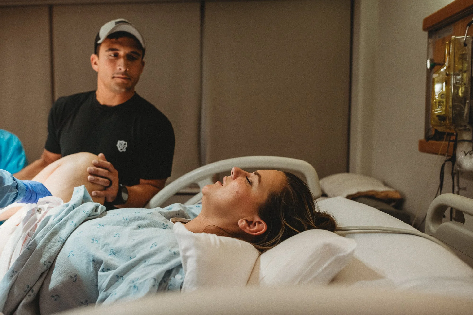 Hospital-birth-photography-kapiolani-honolulu-oahu-birth-dr-foley-epidural-mom-labors-with-support-husband-sarah-elizabeth-photos-and-film-oahu-birth-photographer-9316.jpg