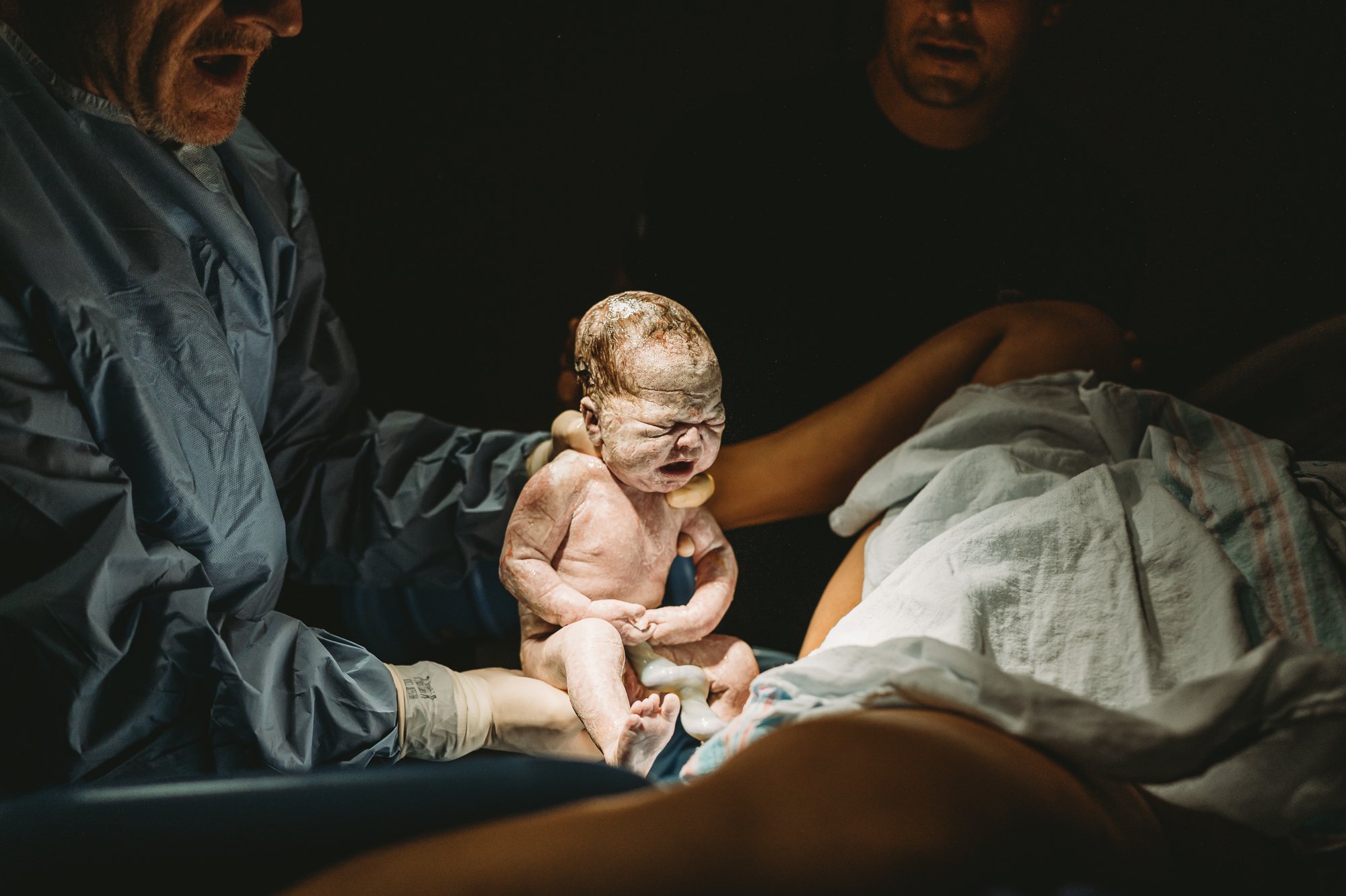Hospital-birth-photography-kapiolani-honolulu-oahu-birth-dr-foley-epidural-mom-labors-with-support-husband-sarah-elizabeth-photos-and-film-oahu-birth-photographer-5135.jpg