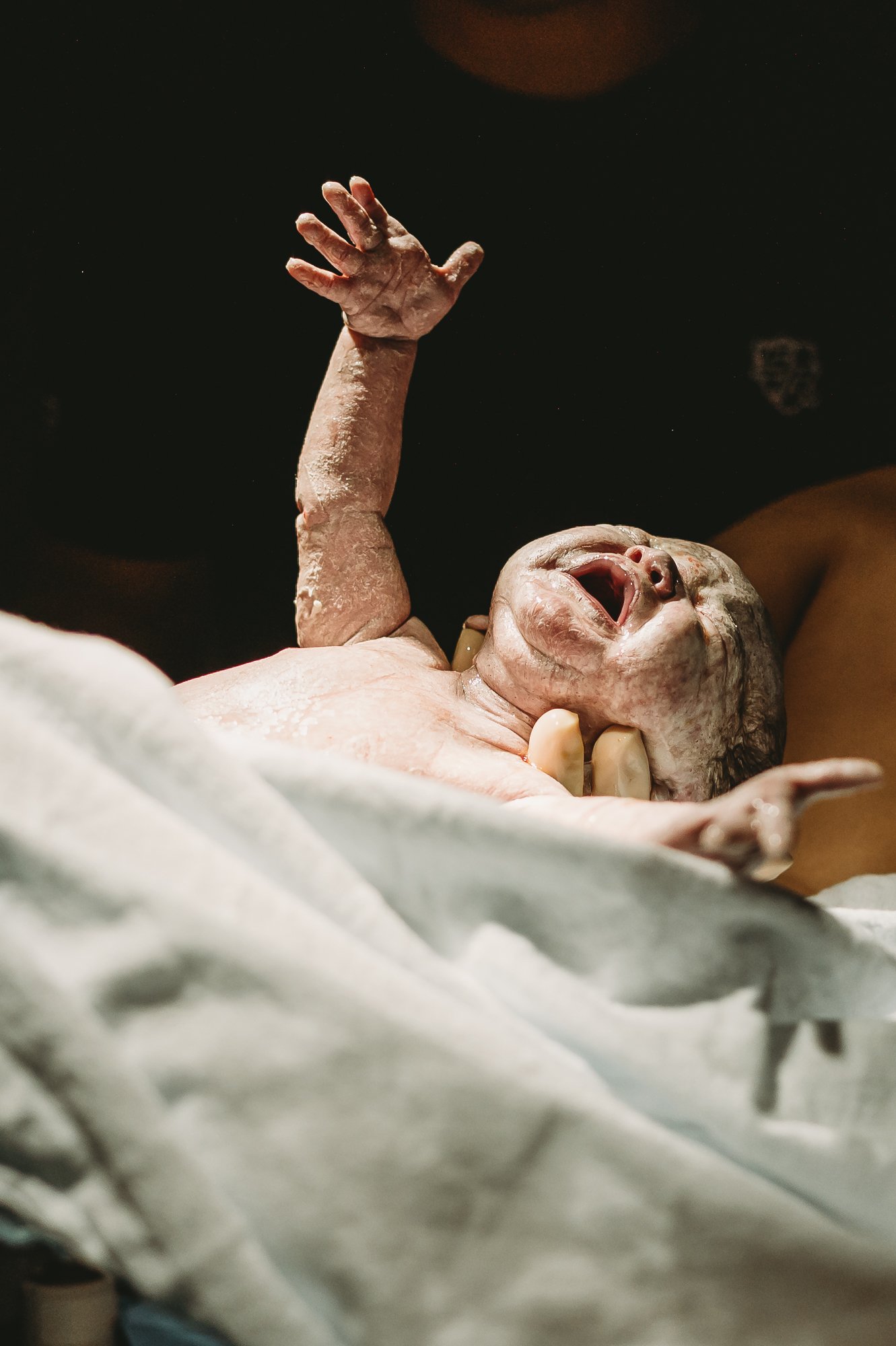 Hospital-birth-photography-kapiolani-honolulu-oahu-birth-dr-foley-epidural-mom-labors-with-support-husband-sarah-elizabeth-photos-and-film-oahu-birth-photographer-5143.jpg