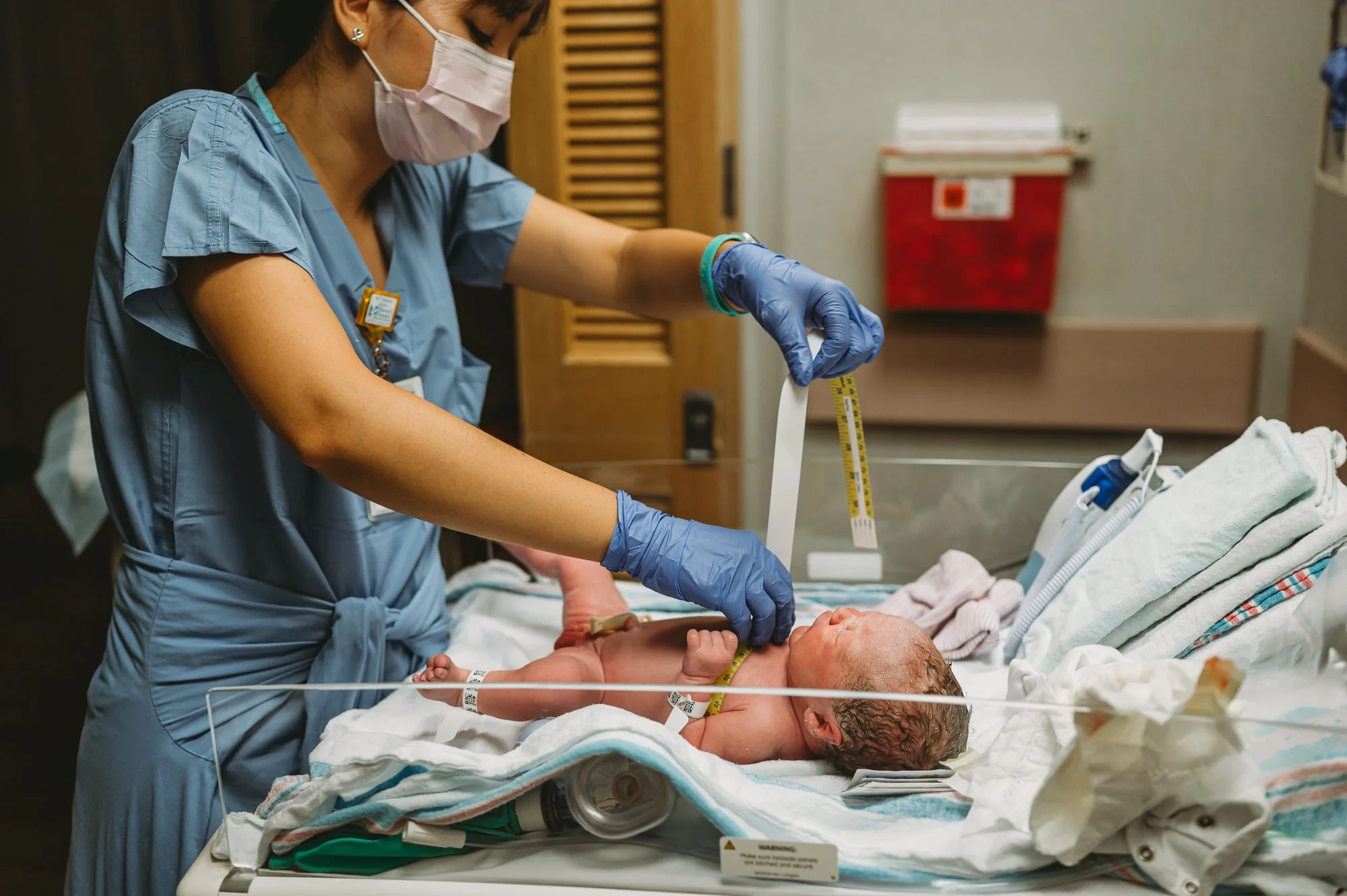 Hospital-birth-photography-kapiolani-honolulu-oahu-birth-dr-foley-epidural-mom-labors-with-support-husband-sarah-elizabeth-photos-and-film-oahu-birth-photographer-5499.jpg