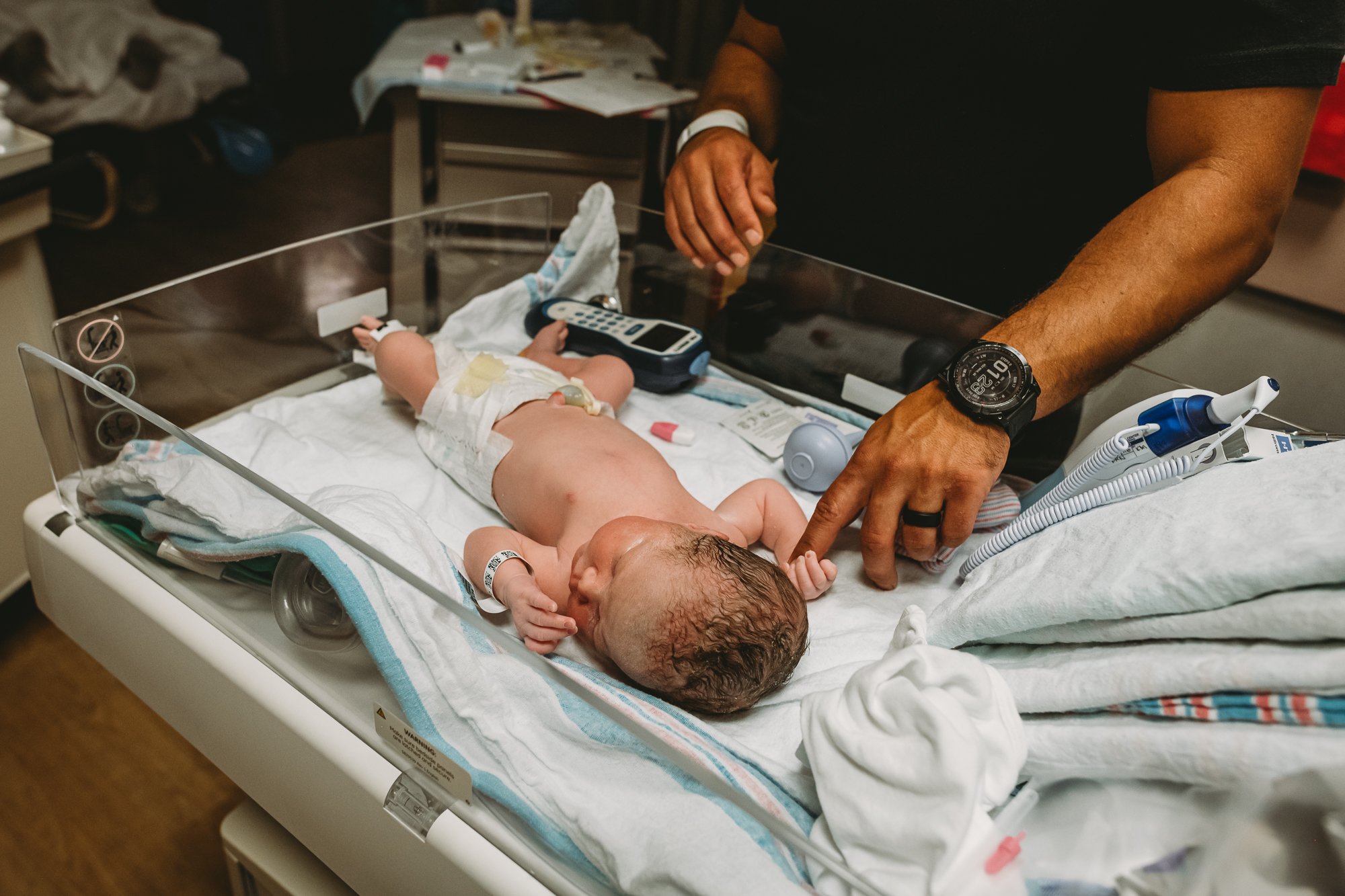 Hospital-birth-photography-kapiolani-honolulu-oahu-birth-dr-foley-epidural-mom-labors-with-support-husband-sarah-elizabeth-photos-and-film-oahu-birth-photographer-9465.jpg