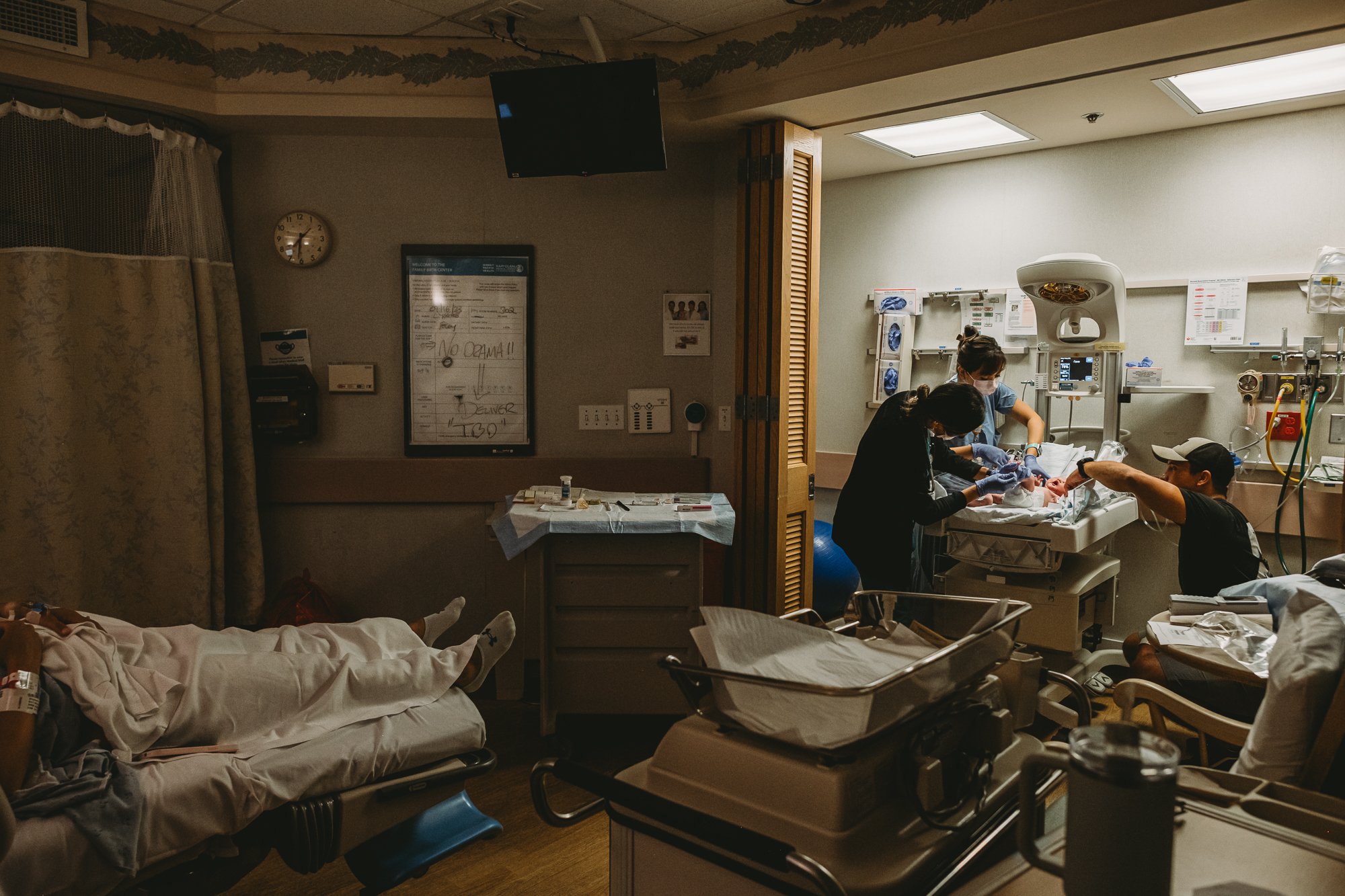 Hospital-birth-photography-kapiolani-honolulu-oahu-birth-dr-foley-epidural-mom-labors-with-support-husband-sarah-elizabeth-photos-and-film-oahu-birth-photographer-9478.jpg