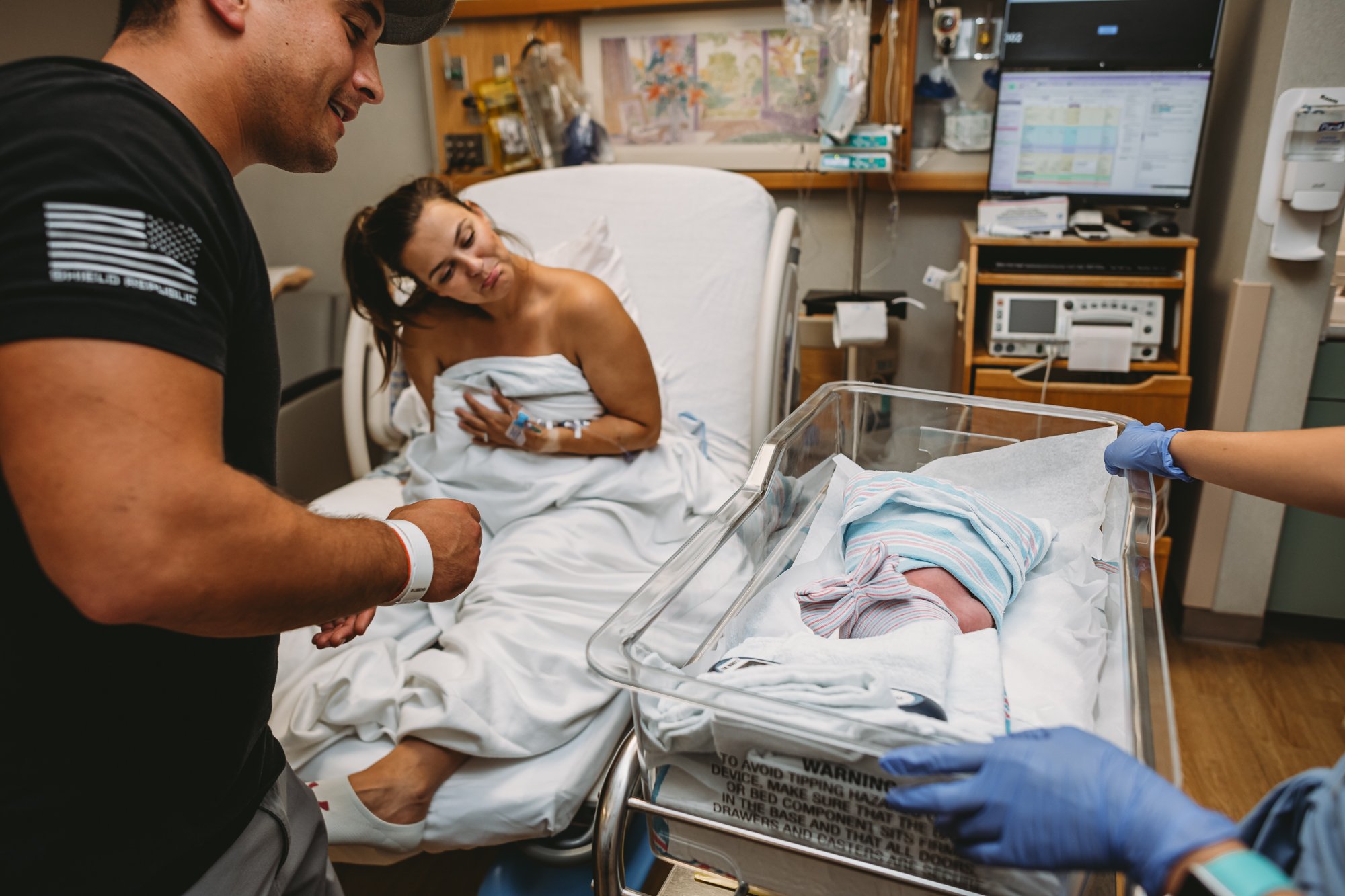 Hospital-birth-photography-kapiolani-honolulu-oahu-birth-dr-foley-epidural-mom-labors-with-support-husband-sarah-elizabeth-photos-and-film-oahu-birth-photographer-9538.jpg