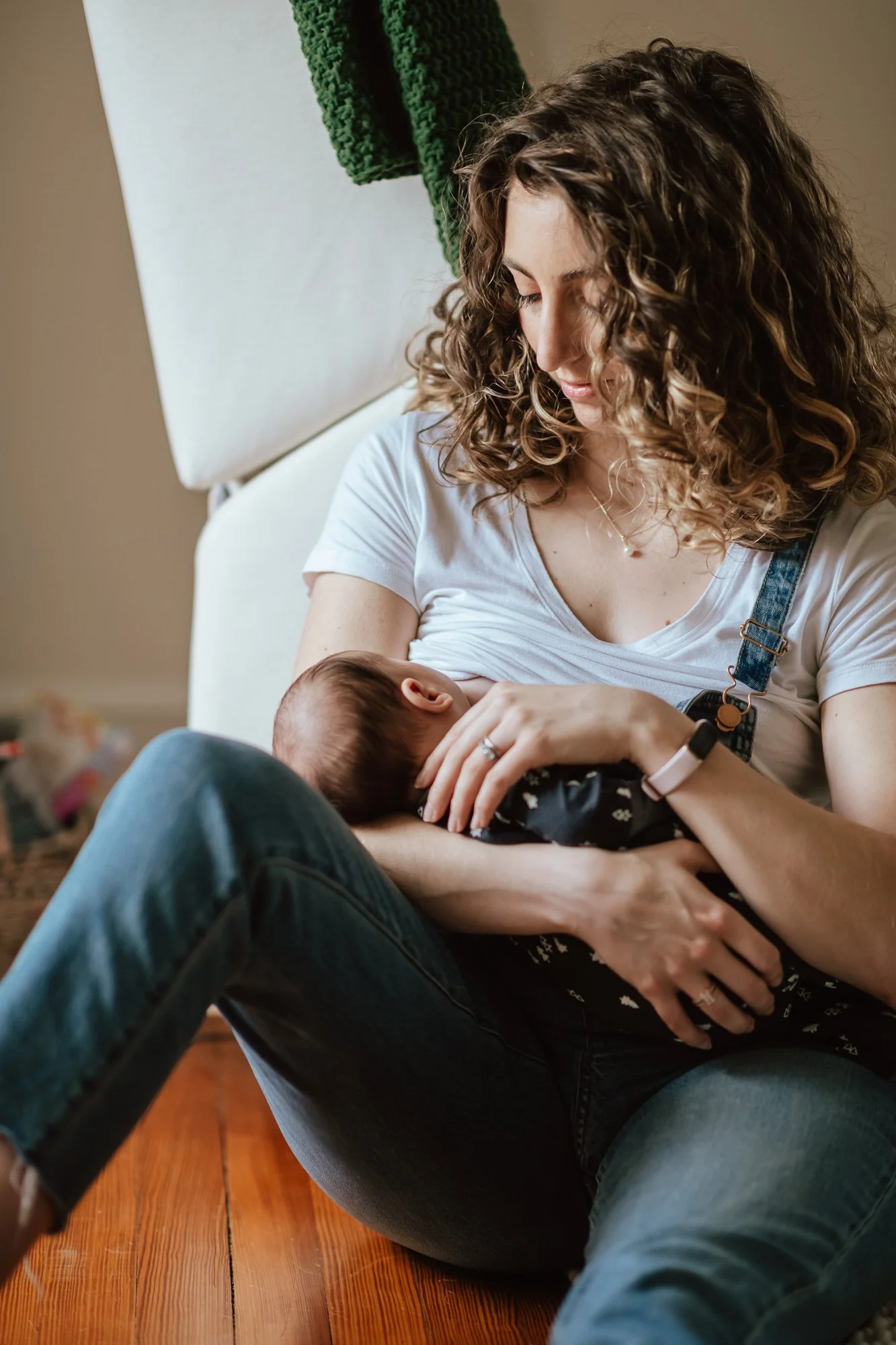 in-home-newborn-photo-session-family-of-three-with-dog-cozy-cuddly-organic-casual-nursery-kitchen-living-room-sarah-elizabeth-photos-and-film-el-paso-newborn-photographer0289.jpg