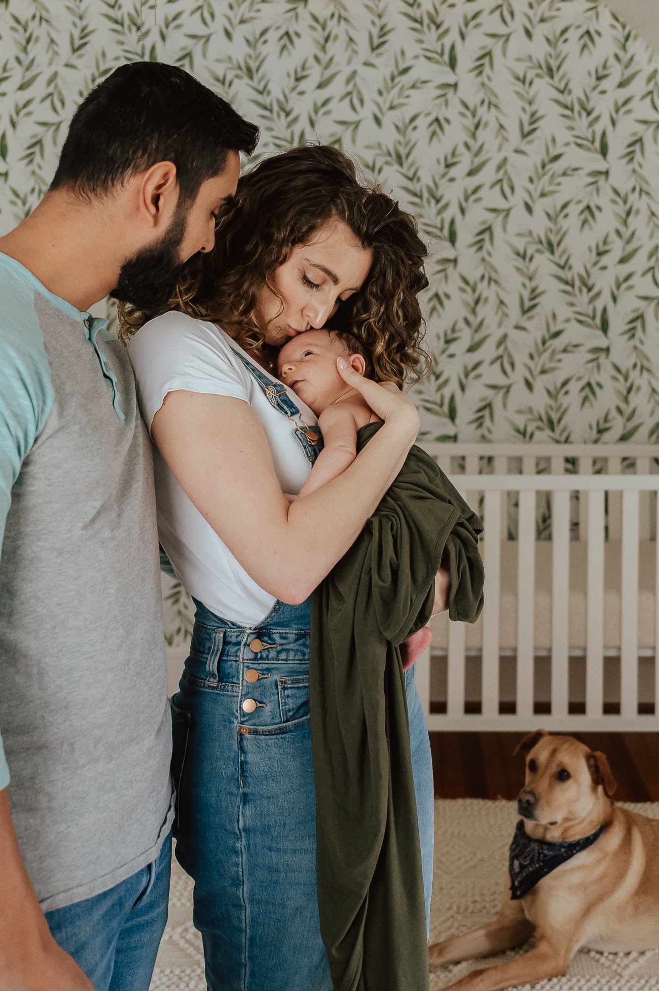 in-home-newborn-photo-session-family-of-three-with-dog-cozy-cuddly-organic-casual-nursery-kitchen-living-room-sarah-elizabeth-photos-and-film-el-paso-newborn-photographer9863.jpg