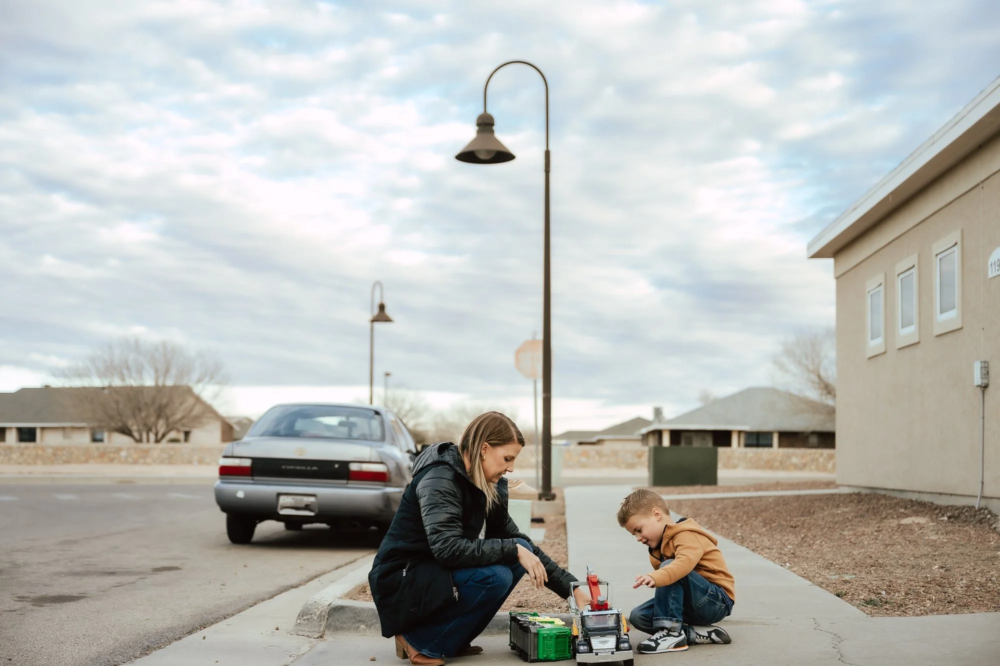 san-antonio-documentary-family-photographer-cat-in-hands-of-daughter8986.jpg