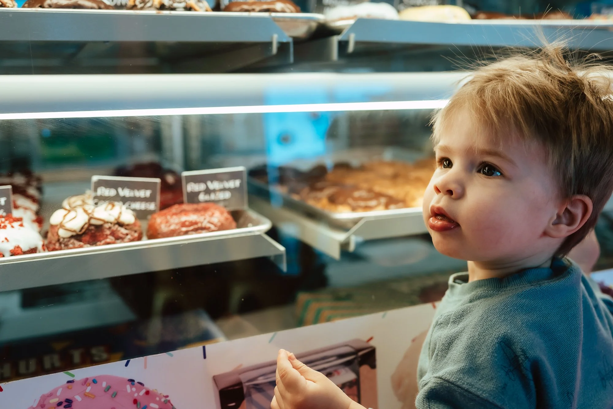 Mom-date-with-toddler-eating-donuts-at-hurts-donut-sarah-elizabeth-photos-and-film-san-antonio-family-photographer4103.jpg