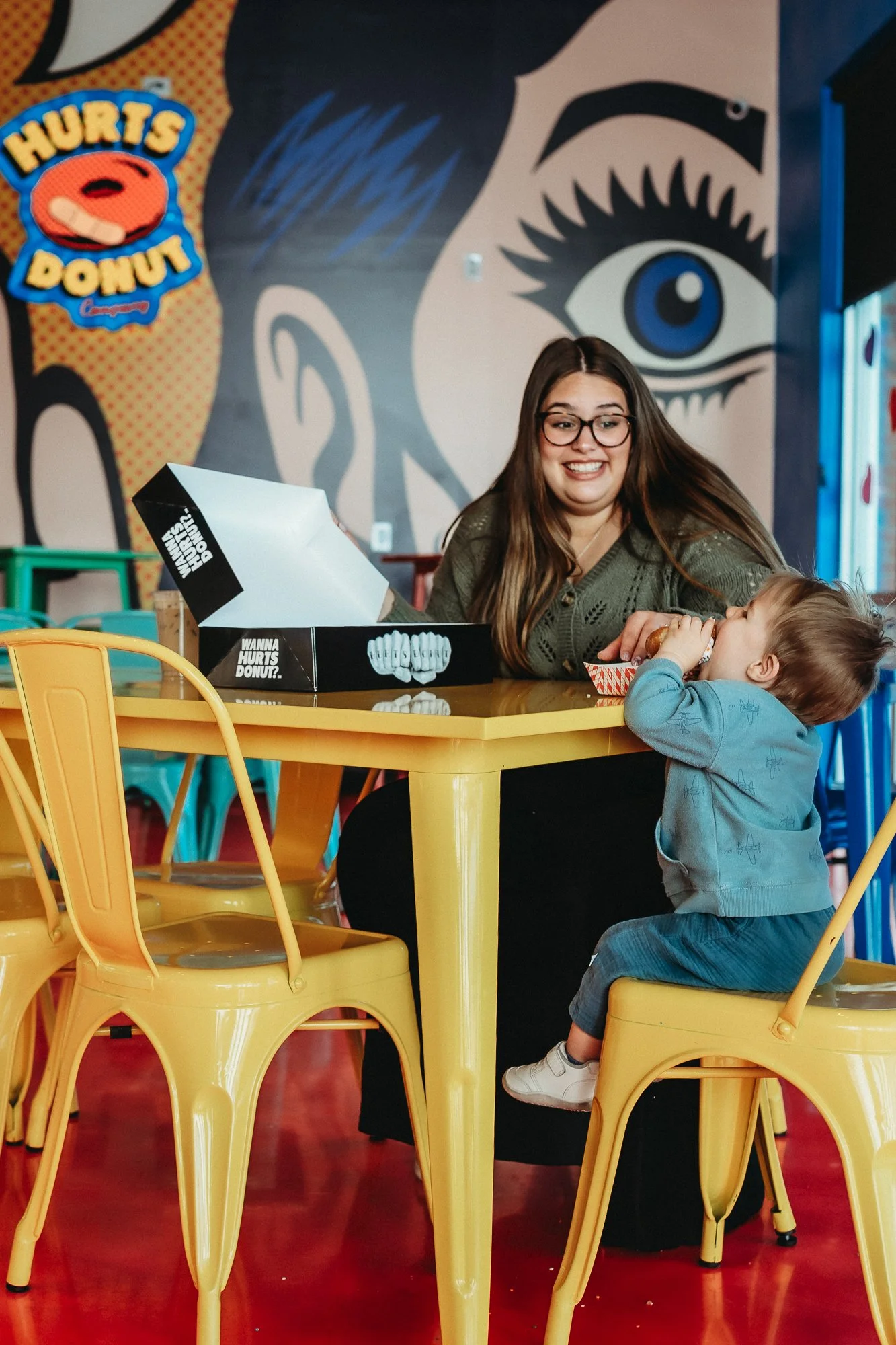 Mom-date-with-toddler-eating-donuts-at-hurts-donut-sarah-elizabeth-photos-and-film-san-antonio-family-photographer4136.jpg