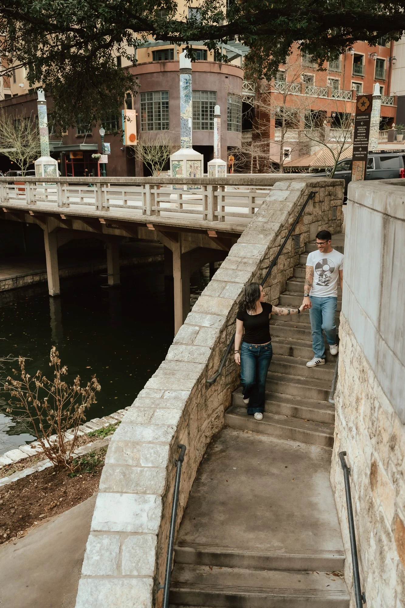 San-Antonio-River-Walk-Casual-couples-photos-downtown-jeans-sarah-elizabeth-photos-and-film-family-couples-photographer5764.jpg