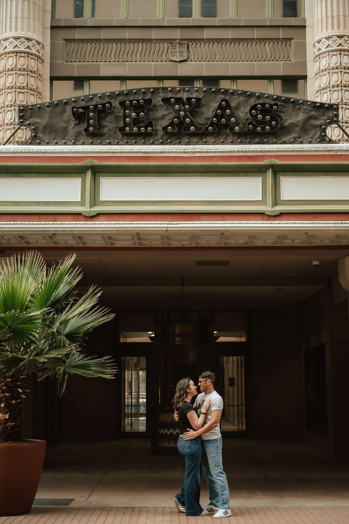 San-Antonio-River-Walk-Casual-couples-photos-downtown-jeans-sarah-elizabeth-photos-and-film-family-couples-photographer5890.jpg